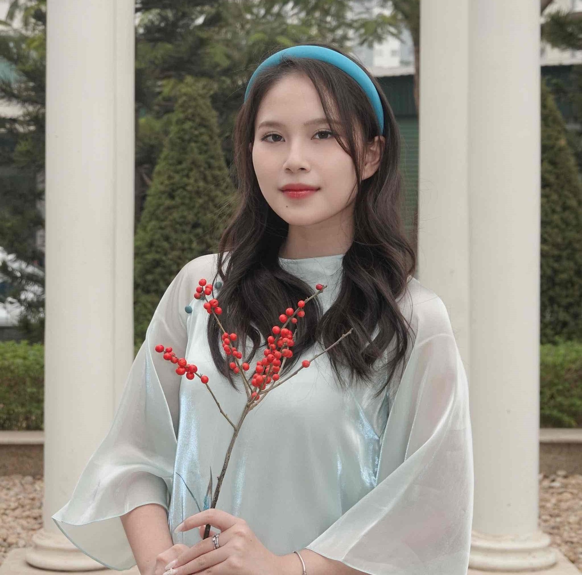 <p class="Normal" dir="ltr" style="text-align:justify;"> "Quốc khánh năm nào cũng làm mình rộn ràng trong lòng!", Linh Đan - FPT Digital nói. Năm nay, cô muốn được hòa mình vào dòng người, tận mắt chứng kiến không khí hân hoan của Đại lễ. Nếu không thể đến trực tiếp, Đan cũng sẽ xem trực tuyến, dõi theo từng bước diễu binh, nhìn ngắm những lá cờ tung bay… để vẫn cảm nhận trọn vẹn niềm tự hào dân tộc.</p> <p class="Normal" dir="ltr" style="text-align:justify;"> Linh Đan đã có dịp ghé xem hợp luyện và nhận thấy không khí "hào hùng lắm". Tiếng trống, tiếng bước chân nhịp nhàng cùng cờ đỏ sao vàng bay trong gió đã khiến cô xúc động và tự hào vì được sống trong một đất nước giàu truyền thống yêu nước và đầy nhiệt huyết.</p> <p class="Normal" dir="ltr" style="text-align:justify;"> Để có một trải nghiệm trọn vẹn, Linh Đan cho biết sẽ mang theo tinh thần phấn khởi, một lá cờ nhỏ và chiếc điện thoại/máy ảnh đầy pin để lưu lại những khoảnh khắc đáng nhớ. Cô nhấn mạnh điều quan trọng là đến sớm, chọn chỗ thoáng và luôn giữ trong tim tình yêu thương với đất nước. “Mình thấy biết ơn và tự hào, biết rằng độc lập hôm nay đánh đổi bằng bao hy sinh ở quá khứ. Điều này nhắc mình sống và cống hiến hơn nữa cho nước nhà” - cô tâm niệm.</p>