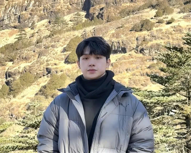 <p class="Normal" dir="ltr" style="text-align:justify;"> Bày tỏ sự háo hức đặc biệt trước thềm lễ diễu binh kỷ niệm 80 năm Quốc khánh, Vũ Tuấn Kiệt - FPT Smart Cloud dõng dạc "sẽ có mặt sớm nhất để 'đu' trực tiếp sự kiện". Đại lễ còn giúp anh hiểu thêm về lịch sử, tri ân thế hệ đi trước đã ngã xuống vì độc lập nước nhà.</p> <p class="Normal" dir="ltr" style="text-align:justify;"> Sau khi theo dõi online các buổi hợp luyện và cảm nhận rõ không khí sôi động, Kiệt quyết định “đu” hợp luyện vào chiều qua để được sống trong không khí hào hùng. “Đi thật sớm, chuẩn bị đồ ăn nhanh, nước uống, mặc trên người áo cờ đỏ sao sàng, vài chiếc sticker hình lá cờ Việt Nam cùng với lightstick màu đỏ, để sẵn sàng ‘cháy’ hết mình” - Kiệt hào hứng trước thềm 2/9.</p>