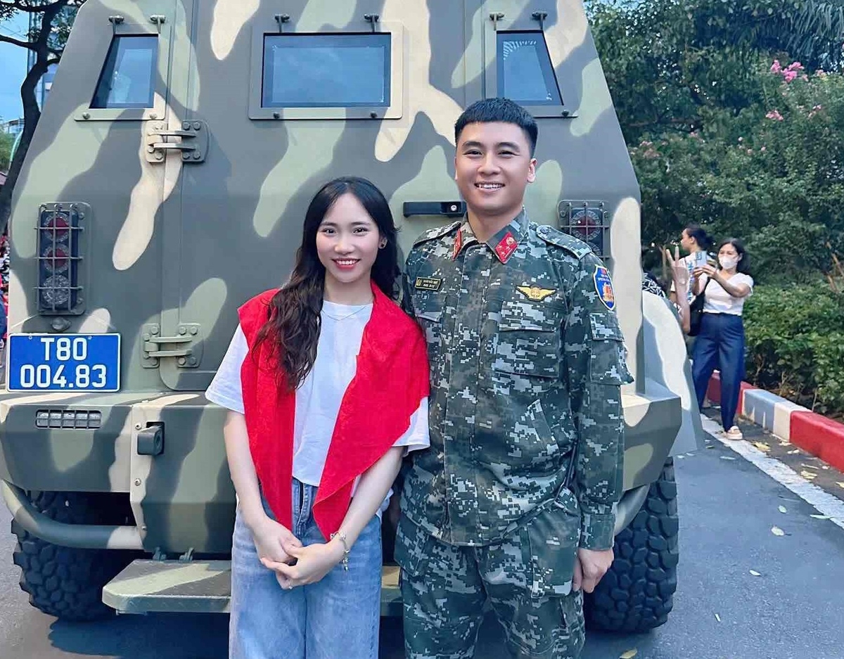 <p class="Normal" dir="ltr" style="text-align:justify;"> Phạm Thị Nhi Trang - Sendo chia sẻ rằng cô cùng đồng nghiệp đã xuống đường xem các buổi tổng hợp luyện, cảm nhận trọn vẹn sự hào hùng của buổi lễ. “Nhưng khách hàng Sendo Farm cũng không phải lo, chúng em đi xem diễu binh nhưng 'deal' vẫn chạy ngon” - Thi Trang hài hước nói.</p> <p class="Normal" dir="ltr" style="text-align:justify;"> Những ngày qua, không khí tại các buổi hợp luyện đầy sôi động và hào hùng. Với Thi Trang, đó là một trải nghiệm ngập tràn cảm xúc. Hình ảnh cờ đỏ sao vàng phấp phới khiến Trang cảm nhận rõ vẻ đẹp của hòa bình và niềm tự hào dân tộc. Cô cũng chia sẻ kinh nghiệm để có một trải nghiệm trọn vẹn tại Đại lễ: áo chống nắng, khẩu trang và quạt, có thể mang theo khăn cờ đỏ sao vàng giúp tinh thần yêu nước dâng cao hơn nữa.</p> <p class="Normal" dir="ltr" style="text-align:justify;"> “Ngày 2/9 không chỉ là một ngày lễ mà còn là dịp để mình tri ân sự hy sinh của thế hệ đi trước. Đây là động lực để mình cố gắng hơn, đưa Việt Nam sánh vai với cường quốc năm châu” - Trang tâm niệm.</p>