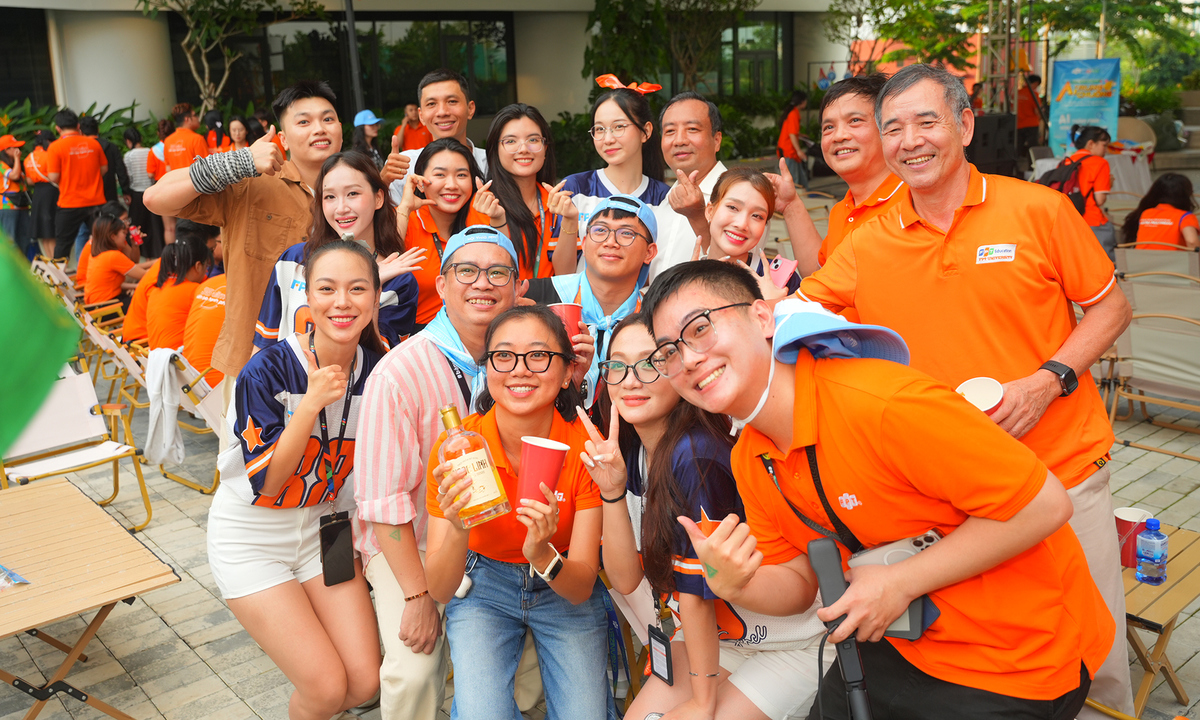 <p class="Normal" dir="ltr" style="text-align:justify;"> Khuôn viên F-Town 3 rộn ràng với hàng dài người áo cam kéo đến liên tục. Các đơn vị nhà F khắp TP HCM - người thì di chuyển bằng xe máy, người thì đi theo đoàn xe do đơn vị bố trí, tụ họp tại F-Town 3 để “trẩy hội”. Năm nay, FPT tổ chức chương trình mừng sinh nhật ấm áp hơn. Dù quy mô không lớn như mọi năm, nhưng lại giúp người nhà F gắn kết hơn, giao lưu nhiều hơn.</p> <p class="Normal" dir="ltr" style="text-align:justify;"> Sự kiện được bố trí với các khu vực từ khu trò chơi, đổi quà, gian hàng CTTV/ nhà tài trợ, sân khấu chính… Thời tiết hôm nay khá ủng hộ người nhà F khi nắng nhẹ, CBNV thỏa thích trải nghiệm hoạt động ngoài trời. Trước khi trải nghiệm chương trình, người F được hướng dẫn check-in bằng ứng dụng myFPT Next - cơ hội quay số may mắn cuối chương trình.</p> <p class="Normal" dir="ltr" style="text-align:justify;"> Nguyễn Hoàng Long &lpar;Phần mềm FPT&rpar; tại khu vực đổi quà háo hức khi đơn vị có đông đảo người F “ghé chơi”. Từ hôm qua, khuôn viên công ty đã rục rịch không khí ngày hội khi các đội thi công, thành viên ban tổ chức và các bên liên quan gấp rút chuẩn bị những khâu cuối cho sân khấu. “Cảm giác anh em khắp nơi tụ hội về một nhà, cùng chơi và đàn hát khiến sự kiện mừng sinh nhật ý nghĩa thêm” - Long bày tỏ.</p>