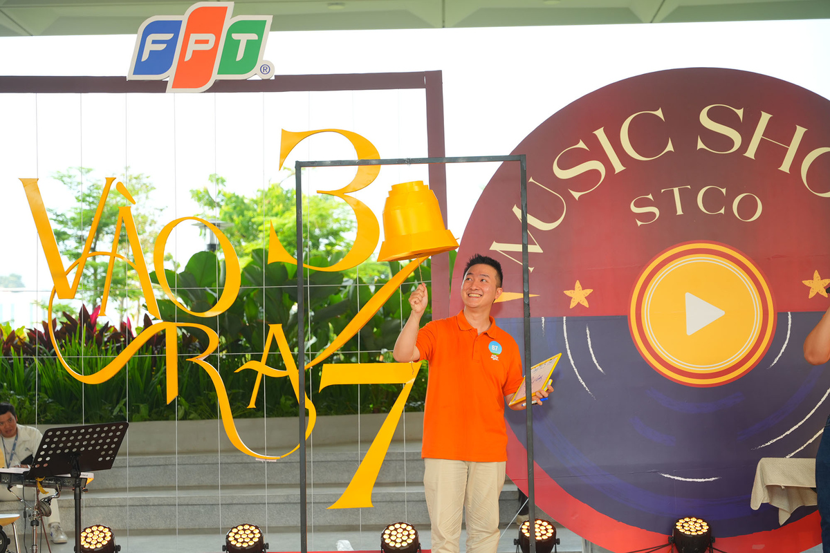 <p class="Normal" dir="ltr" style="text-align:justify;"> Ở chặng cuối, các thí sinh dồn toàn bộ sự tập trung với mong muốn trụ lại càng lâu càng tốt, và nếu may mắn hơn, sẽ giành cơ hội rung chuông vàng. Sau những màn so tài căng thẳng, Mai Lê Duy - đại diện duy nhất của FPT HO - xuất sắc vượt qua câu hỏi số 20 và chính thức rung chuông vàng.</p> <p class="Normal" dir="ltr" style="text-align:justify;"> “Ban đầu mình thi với tâm thế vui là chính, nhưng thật sự đã nhận được quá nhiều sự ‘trợ giúp’ từ người FPT nên mới có thể trở thành người chiến thắng”, Duy chia sẻ. Anh gửi gắm lời chúc cho sự phát triển mạnh mẽ của Tập đoàn: “Nếu như năm nay FPT thưởng 1 triệu đồng nhân dịp Quốc khánh, thì mình mong năm sau mỗi người sẽ được nhận 10 triệu đồng từ Tập đoàn”. Câu nói dí dỏm của Duy đã nhận về những tràng pháo tay không ngớt.</p> <p class="Normal" dir="ltr" style="text-align:justify;"> Về đích, anh nhận giải thưởng trị giá 3 triệu đồng cùng cúp và cờ lưu niệm. Song song đó, 20 thí sinh khác cũng được trao giải AI Hết mình, mỗi người nhận phần thưởng 500.000 đồng và cờ lưu niệm.</p>