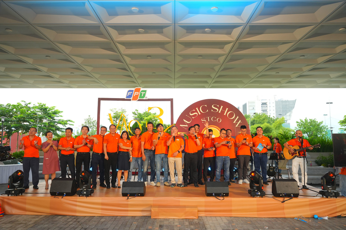 <p class="Normal" dir="ltr" style="text-align:justify;"> Khi sự náo nhiệt ở các gian hàng và khu trò chơi dần khép lại, ánh đèn sân khấu bừng sáng, báo hiệu đêm nhạc STCo chuẩn bị bắt đầu. Chủ đề chính của chương trình - “Vào 3 Ra 7” - hiện lên rực rỡ, hóm hỉnh và đầy ẩn dụ đúng chất STCo, gợi nhắc hành trình 37 năm hình thành và phát triển của FPT. Người FPT ríu rít tìm chỗ ngồi cùng đồng đội để thưởng thức một đêm nhạc “cây nhà lá vườn”, trong khi các lãnh đạo Tập đoàn cũng đã có mặt đông đủ.</p> <p class="Normal" dir="ltr" style="text-align:justify;"> Trước khi đêm nhạc cất tiếng, Tổng giám đốc FPT Nguyễn Văn Khoa đã gửi lời chúc sinh nhật đến toàn thể CBNV tại TP HCM: “Tập đoàn của chúng ta bước sang tuổi 37 với nhiều ước mơ và hy vọng. Chúng ta mơ về một công ty tăng trưởng, phát triển bền vững và hy vọng rằng tập thể nhà F sẽ cùng chung tay biến ước mơ ấy thành hiện thực, để FPT trường tồn. Hôm nay, hãy cùng nhau tận hưởng ngày sinh nhật thật vui vẻ, đầm ấm và ngập tràn ký ức STCo".<br /> <br /> <span>Ca khúc <em>Mừng sinh nhật FPT</em> vang lên dưới ánh đèn sân khấu rực rỡ, hàng trăm người FPT cùng hòa nhịp ca hát. Tất cả lãnh đạo Tập đoàn đứng trên sân khấu, bắt nhịp cho đại gia đình FPT. Những ánh flash từ điện thoại bật sáng, khiến không gian thêm lung linh, ấm áp.</span></p>