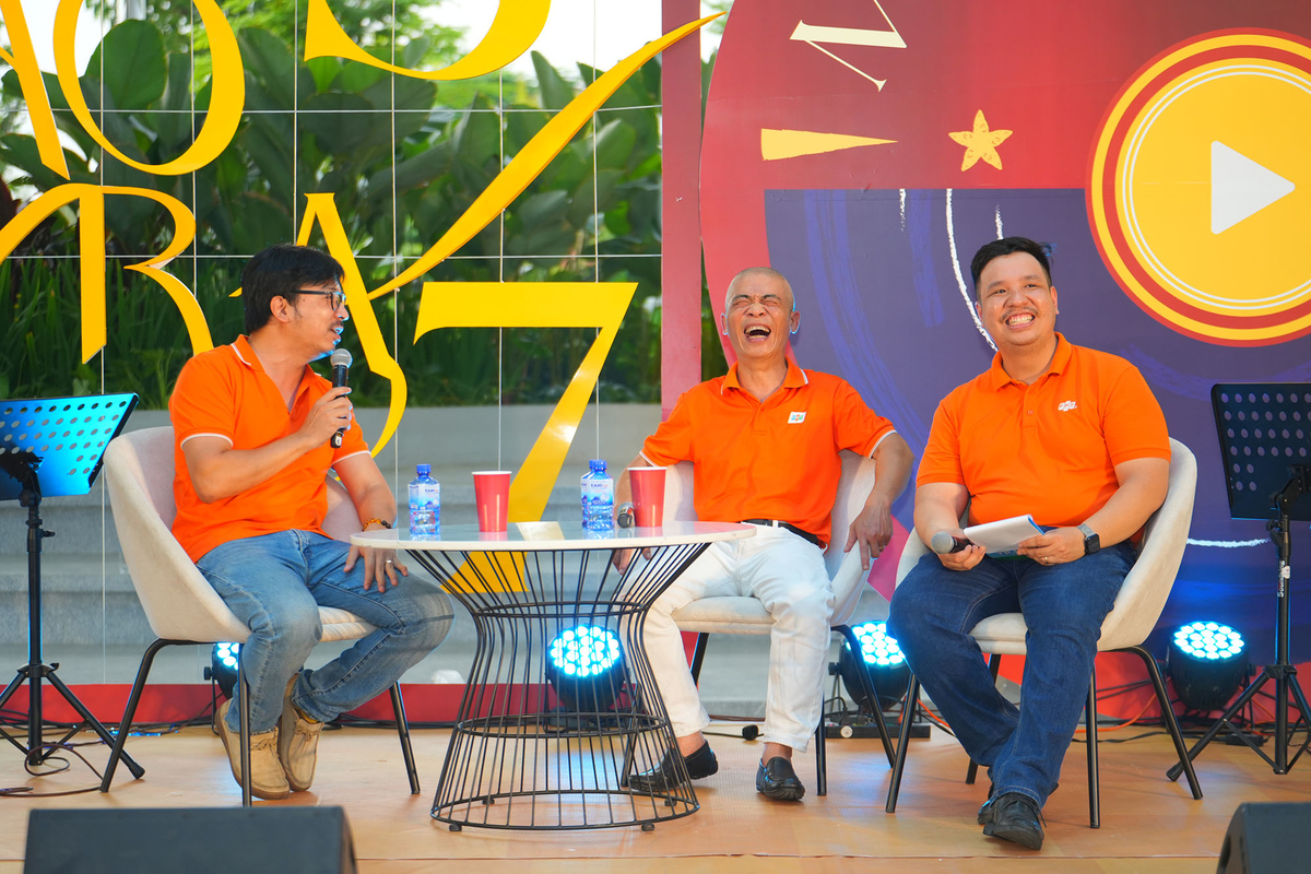 <p class="Normal" dir="ltr" style="text-align:justify;"> Tiếp nối chương trình, nhạc sĩ Trương Quý Hải và “Giáo sư Xoay” Đinh Tiến Dũng có phần chia sẻ nhanh về văn hóa STCo. “Lúc còn là sinh viên, tôi không nghĩ sẽ gắn bó với FPT. Đi nhiều nơi rồi mới thấy FPT có một ‘đặc sản’ - đó là niềm vui. Ở đây, từ lãnh đạo đến nhân viên, ai cũng coi trọng niềm vui - từ công việc đến đời sống tinh thần”, anh Dũng nói.</p> <p class="Normal" dir="ltr" style="text-align:justify;"> Cả anh và anh Hải đều là “cha đẻ” của hàng loạt ca khúc STCo quen thuộc. Nếu ngày xưa “tiếng hát át tiếng bom”, thì ở FPT hôm nay, hát STCo để gác lại áp lực công việc, cùng đồng đội hòa chung niềm vui và giấc mơ lớn.</p>