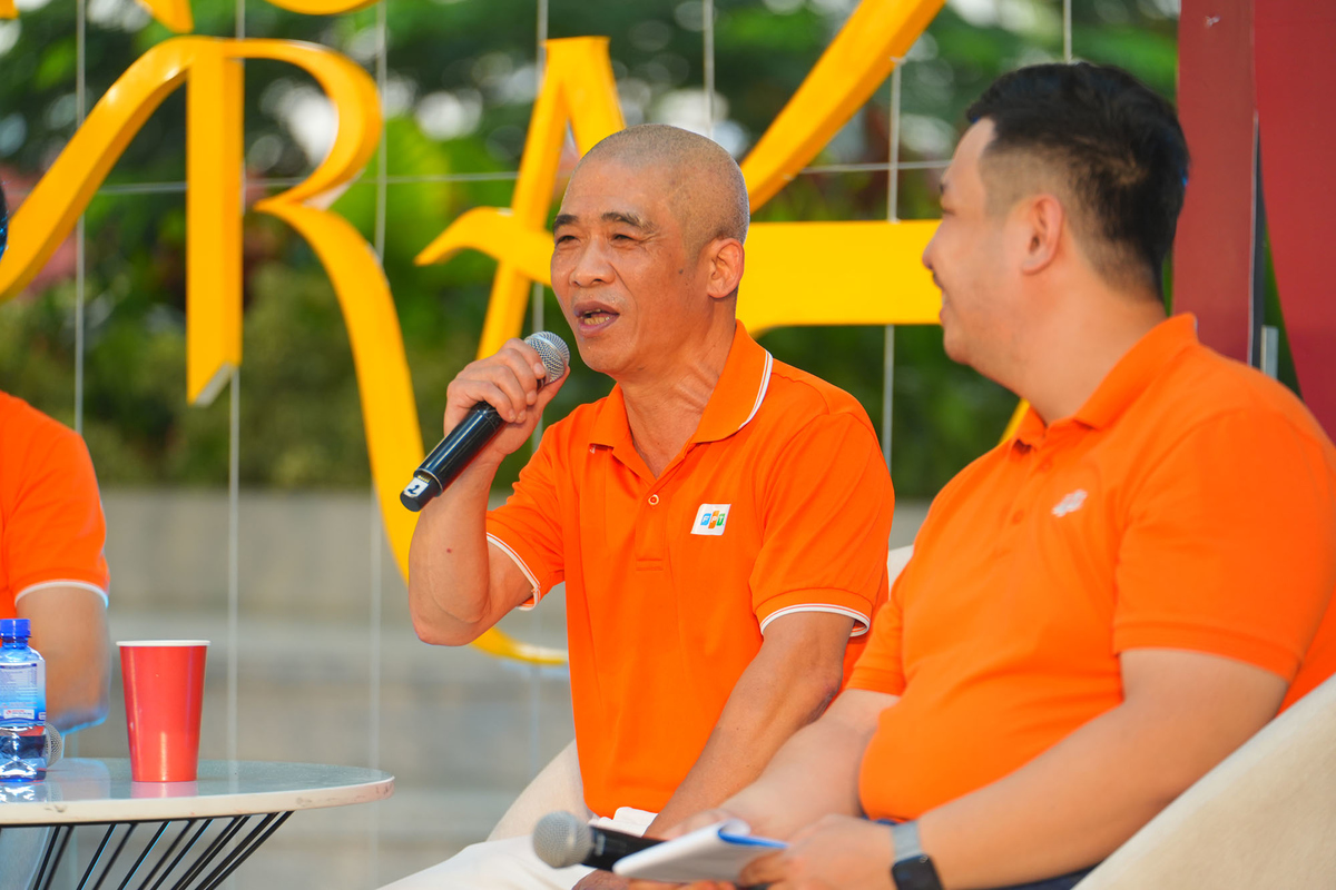 <p class="Normal" dir="ltr" style="text-align:justify;"> Tiếp nối chương trình, anh Trương Quý Hải và anh Đinh Tiến Dũng bàn về “Chất STCo của FPT qua các thế hệ” - sự giao thoa, kết nối và kế thừa không ngừng.</p> <p class="Normal" dir="ltr" style="text-align:justify;"> Anh Hải nhấn mạnh: “Tôi vui khi mỗi người F đều giữ được chất riêng cho F, phát triển STCo theo cách của mình. FPT đã đi 37 năm để có ngày hôm nay, mang nhiều giấc mơ lớn. Thế hệ trẻ sẽ kể về F bằng chí lớn và phong cách riêng, mang chất trẻ”.</p> <p class="Normal" dir="ltr" style="text-align:justify;"> Anh Dũng tiếp lời: “Quan trọng nhất trong STCo là vui. Hãy chọn chủ đề vui để chế nhạc. Nội dung gì cũng được, nhưng phải mang lại niềm vui cho mọi người. Hài hước chính là sức sống của STCo”.</p>