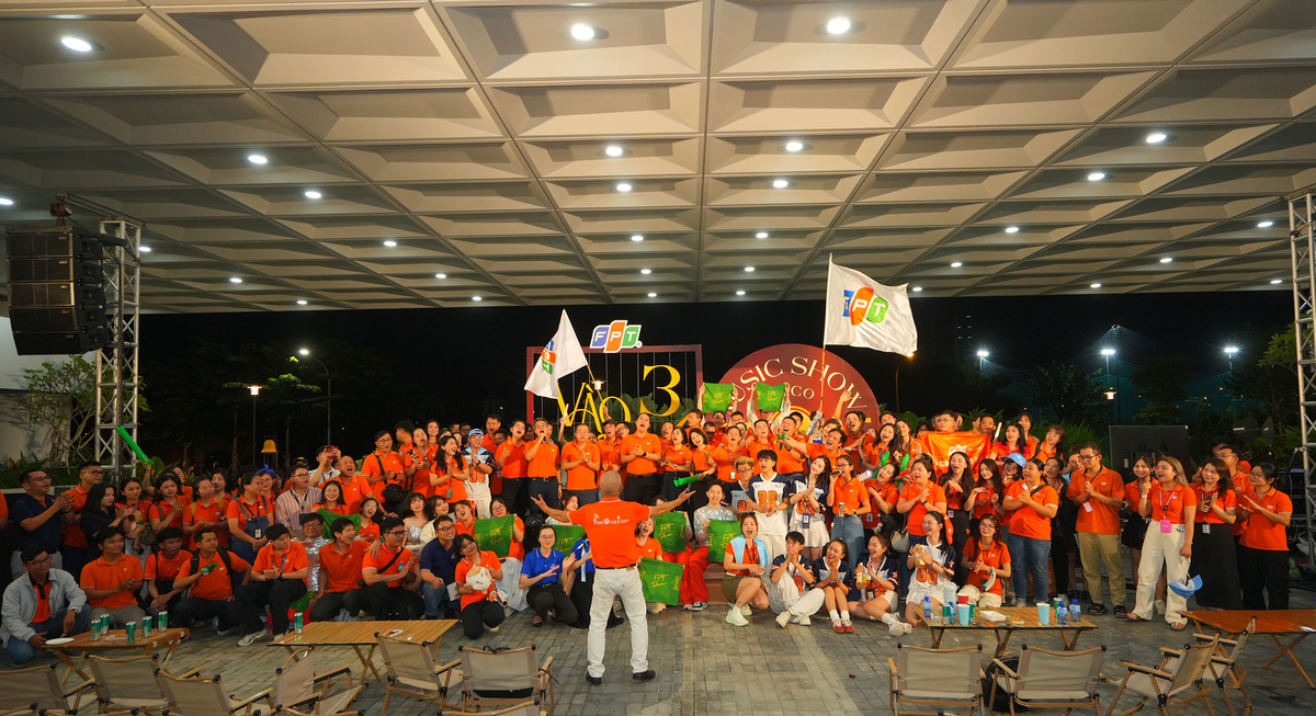 <p class="Normal" dir="ltr" style="text-align:justify;"> Gần 20h, đêm nhạc STCo khép lại trong tiếng vỗ tay giòn giã. Ban lãnh đạo gửi lời tri ân đến toàn thể CBNV đã góp sức đưa FPT đón tuổi 37 ấm áp, đáng nhớ tại phía Nam.</p> <p class="Normal" dir="ltr" style="text-align:justify;"> TGĐ Nguyễn Văn Khoa cũng công bố kết quả diễn STCo: Viễn thông FPT đạt giải Nhất; Giáo dục FPT, Phần mềm FPT và Bán lẻ FPT lần lượt nhận giải Nhì, Ba, Tư.</p> <p class="Normal" dir="ltr" style="text-align:justify;"> Chuỗi sự kiện mừng sinh nhật FPT 37 chính thức khép lại tại điểm cầu TP HCM bằng ca khúc <em>FPT - Dòng sông lời thề</em>.</p> <p class="Normal" dir="ltr" style="text-align:justify;"> Với anh Bùi Quang Minh Nhật &lpar;Giáo dục FPT&rpar; - người đã ba lần đón sinh nhật nhà F - năm nay mang lại trải nghiệm đặc biệt: “Chương trình gần gũi, xóa bỏ khoảng cách giữa các đơn vị, giữa lãnh đạo và nhân viên. Người F toàn quốc và thế giới, dù ở đâu, cũng là anh em một nhà. Hãy tận hưởng ngày sinh nhật thật trọn vẹn và đáng nhớ”.</p>