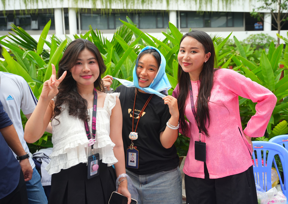 <p class="Normal" dir="ltr" style="text-align:justify;"> Ngoài các gian hàng của CTTV, người F còn hào hứng trải nghiệm gian hàng của nhà tài trợ. Gần đó là khu vực đổi quà của BTC. Gian hàng này cũng đông đúc khi người F liên tục mang thành quả gặt hái được từ khu trò chơi để đổi lấy những vật phẩm xinh xắn từ mũ bucket, găng tay chống nắng và khăn bandana.</p>