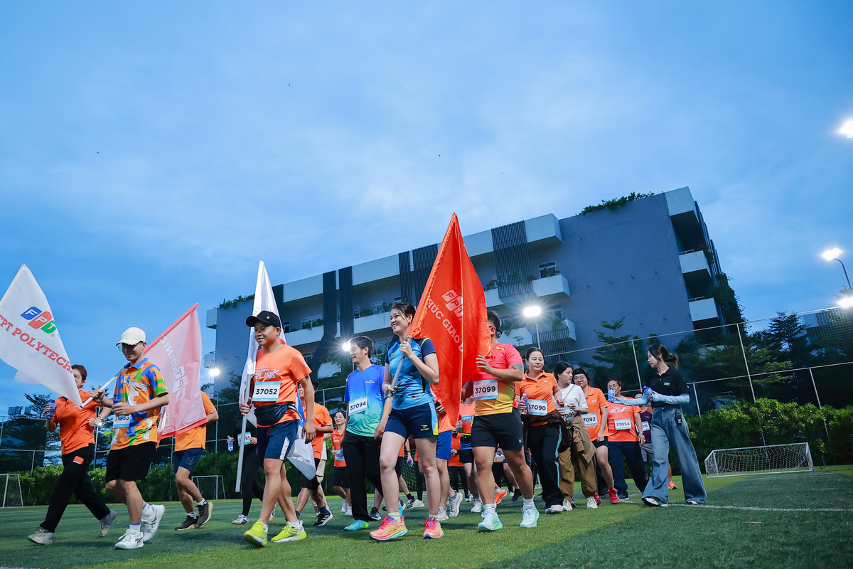 <p class="Normal" style="text-align:justify;"> Hoạt động rước cờ mang dấu ấn đặc biệt của người FPT Quy Nhơn &lpar;Gia Lai mới&rpar; mỗi dịp sinh nhật. Năm nay, lá cờ tiếp tục khởi hành từ campus nhà Giáo dục. Từ sáng sớm, các thầy cô nhà F đã tập trung khởi động, hứng khởi tham gia giải chạy rước cờ "Happy Run" truyền thống.</p>