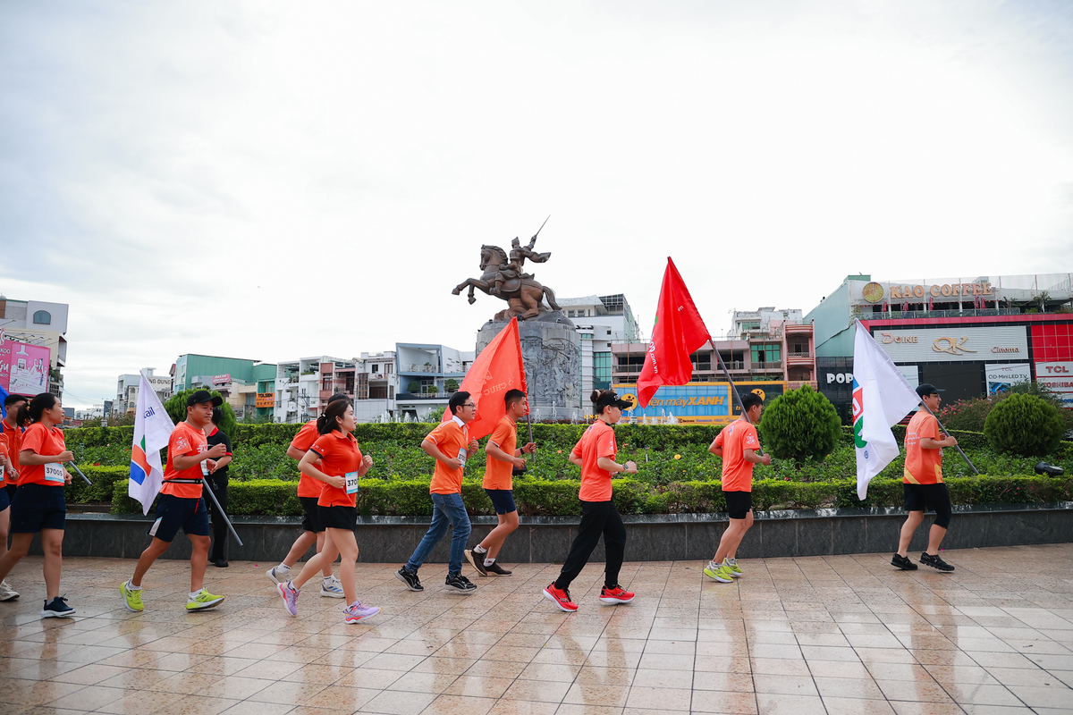 <p style="text-align:justify;"> Cờ FPT lần lượt đi qua FPT Long Châu, FPT Shop &lpar;thành viên FPT Retail - Tập đoàn FPT&rpar; và những địa danh nổi tiếng, mang đậm dấu ấn của địa phương.</p>