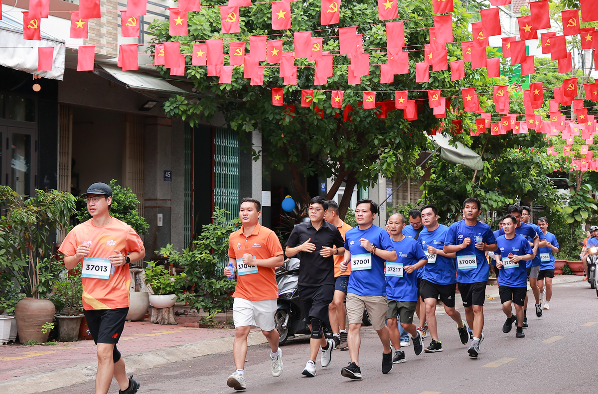 <p style="text-align:justify;"> Cơn mưa nhẹ buổi sáng sớm không cản được bước chân của người FPT xuống đường. Sắc cam phủ khắp tạo nguồn năng lượng mới, dồi dào, lan toả mạnh mẽ hướng tới sinh nhật FPT 37.</p>