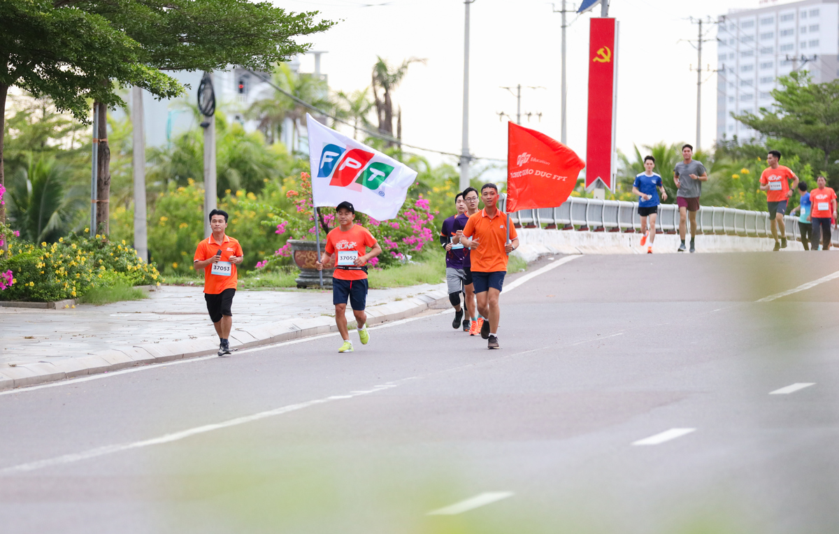 <p class="Normal" style="text-align:justify;"> Lá cờ FPT đóng vai trò cờ dẫn đoàn, qua mỗi đơn vị sẽ có thêm lá cờ riêng của mỗi CTTV hoà chung vào đoàn chạy. Anh Nguyễn Kỳ, giảng viên Đại học FPT Quy Nhơn, tiếp tục sứ mệnh mang lá cờ FPT tiên phong, đây là năm thứ 3 liên tiếp anh Kỳ đảm nhận vai trò này.</p>