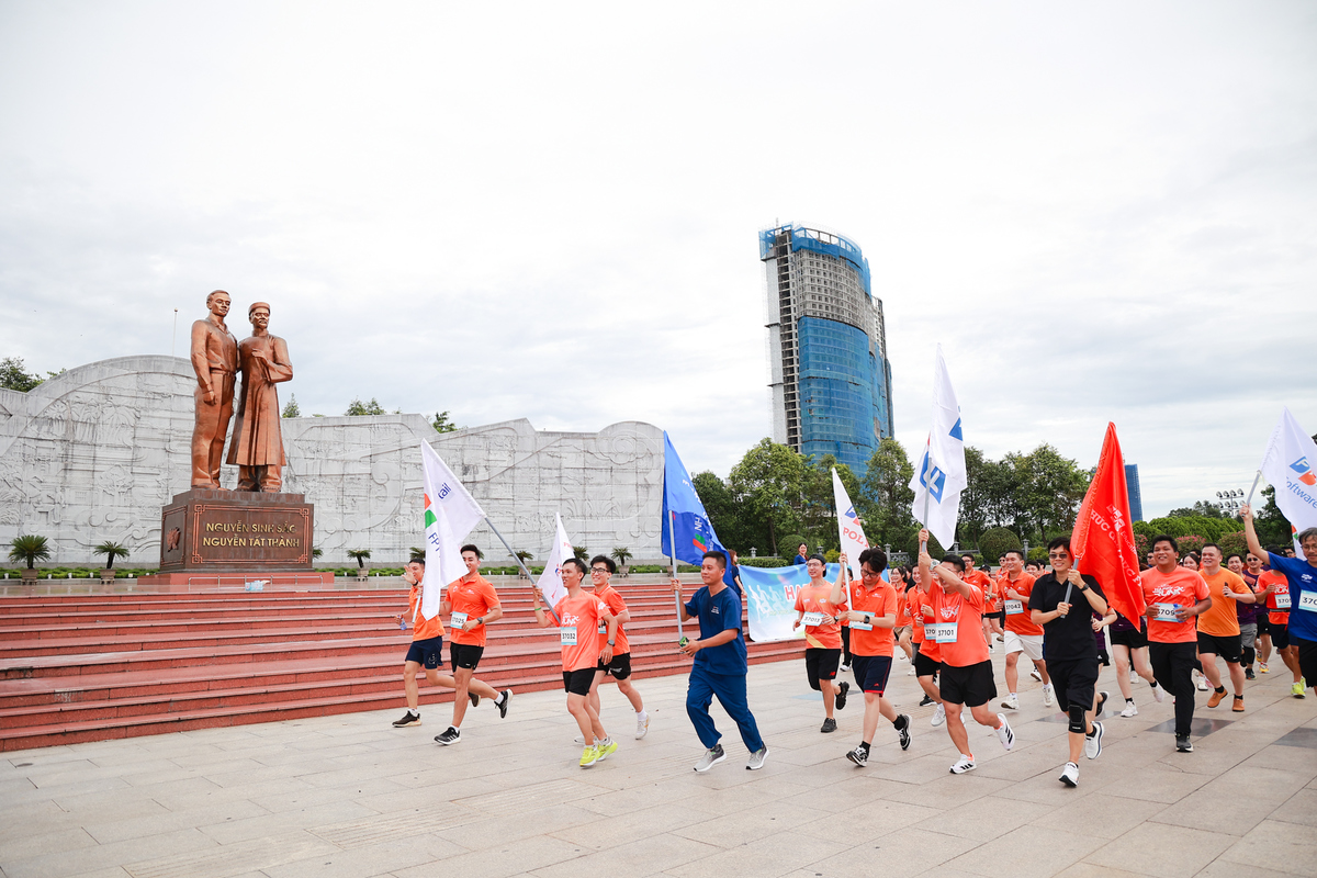 <p style="text-align:justify;"> Quảng trường Nguyễn Tất Thành là điểm cuối cùng của hành trình. Sau hơn 2 giờ, lá cờ FPT đã đi qua đầy đủ các đơn vị thành viên, tạo nên dấu ấn khó phai, như màn "chạy đà" hoàn hảo cho đại tiệc sinh nhật diễn ra cùng ngày. </p>