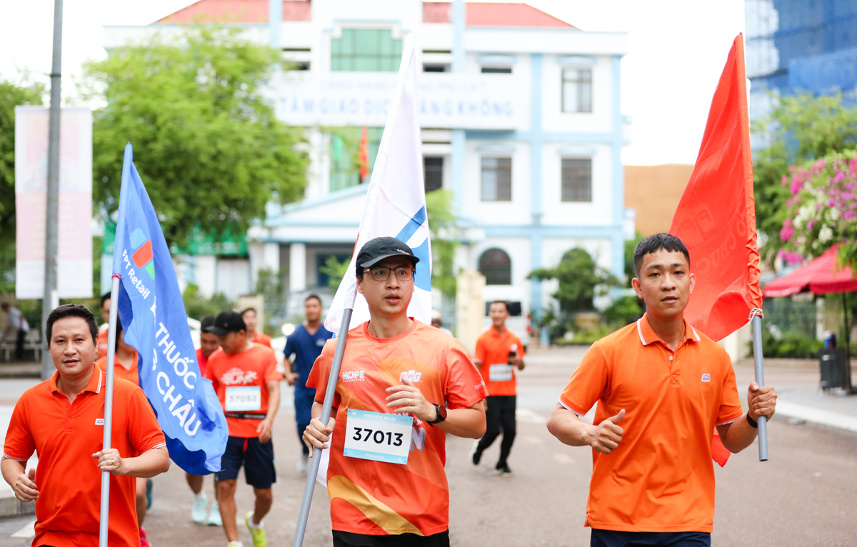 <p class="Normal" style="text-align:justify;"> Dẫn dầu đoàn chạy của đại diện nhà Bán lẻ, anh Hoàng Cao Chung - Giám đốc Nhân sự FPT Retail, Tập đoàn FPT - mang số áo bib đặc biệt 37013, với ý nghĩa FPT37 và số 13 là con số <span>biểu tượng của sự khởi đầu, dũng cảm phá bỏ định kiến và tinh thần đổi mới tại FPT.</span></p>