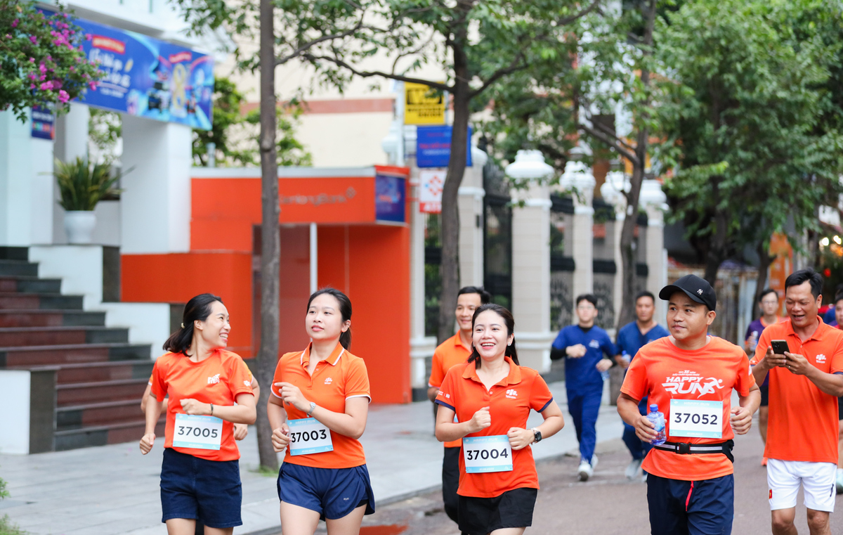 <p style="text-align:justify;"> Lá cờ tiếp tục được truyền trao tại chi nhánh FPT Telecom. Hàng chục CBNV nhà Viễn thông hoà sắc cam vào đoàn chạy. Sau một nửa chặng đường hơn 10km, người FPT vẫn vững chãi - biểu tượng của ý chí và quyết tâm bền bỉ, máu lửa vốn có.</p>