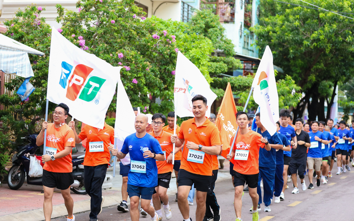 <p class="Normal" style="text-align:justify;"> Người FPT sải bước qua các tuyến phố, mang hình ảnh FPT lan tỏa khắp thành phố biển. <span>Lá cờ FPT tiên phong dẫn lối, phía sau là loạt lá cờ của các CTTV được người FPT nắm chắc trong tay, băng băng về đích. </span></p>