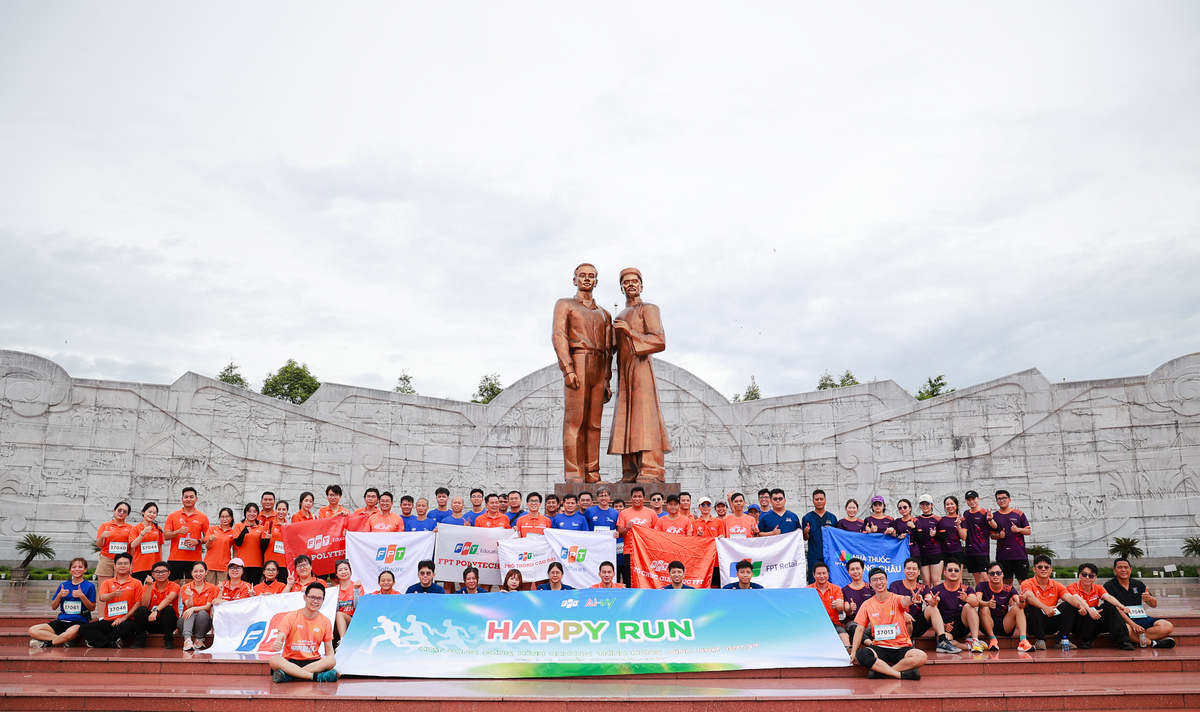 <p class="Normal" style="text-align:justify;"> Chiều nay, chuỗi hoạt động thể thao, văn hoá sẽ trở thành điểm nhấn của đại tiệc sinh nhật FPT 37.</p> <p class="Normal" style="text-align:justify;"> Từ 13h30, talkshow STCo sẽ đưa toàn thể CBNV sống lại chất văn hoá đặc trưng của FPT. Từ 15h30 đến 18h30, loạt hoạt động thể thao tiếp tục khuấy động bầu không khí: trận bóng đá lãnh đạo, trận tranh hạng Ba và chung kết FPT Cup cùng màn thi đấu 3 môn phối hợp hứa hẹn bùng nổ, nơi tinh thần đồng đội và sự bứt phá được thể hiện rõ nét nhất.</p>