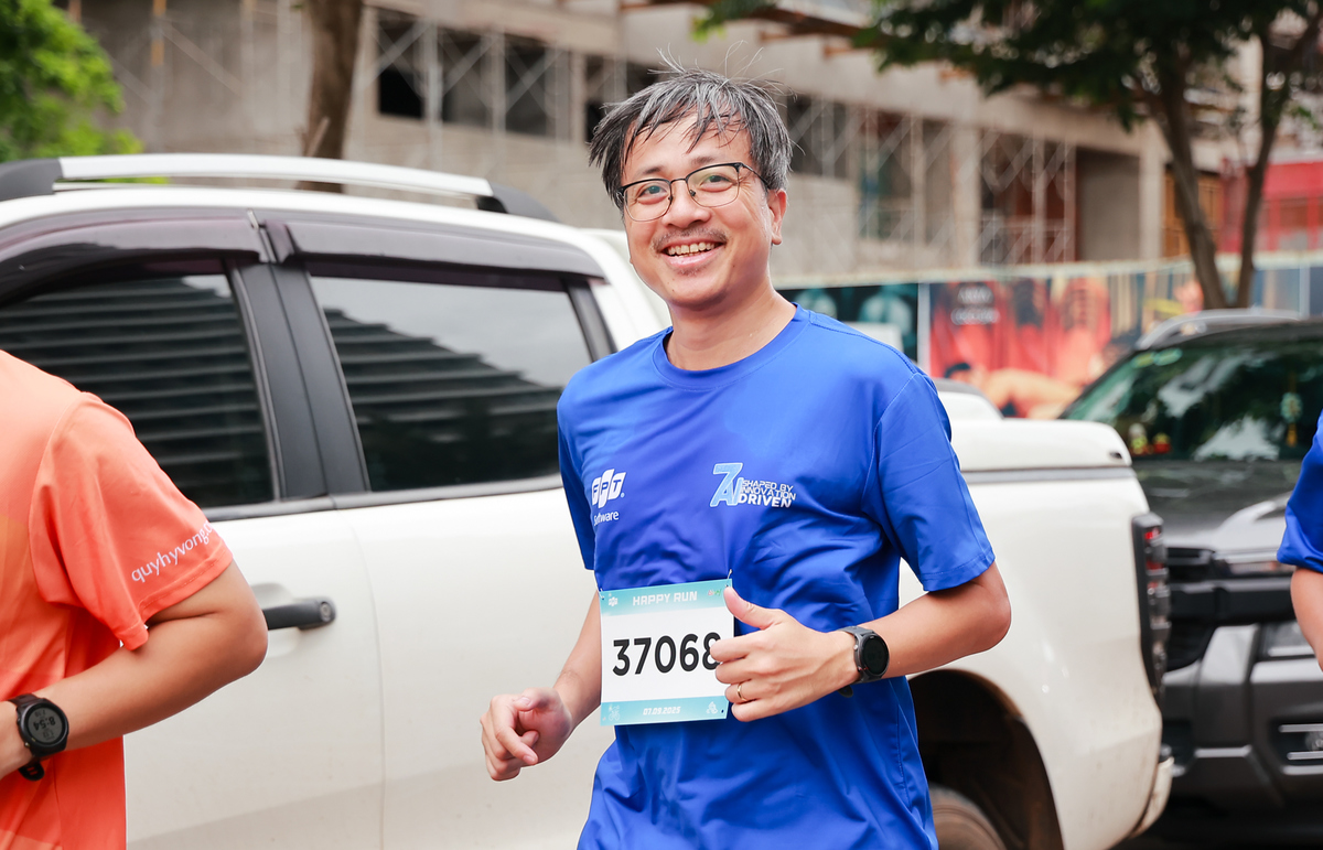 <p style="text-align:justify;"> Anh Nguyễn Quốc Đông, Giám đốc Sản xuất nhà Phần mềm FPT, tiếp động lực đến toàn thể anh em khi đồng hành trên mọi cung đường chạy.  </p>