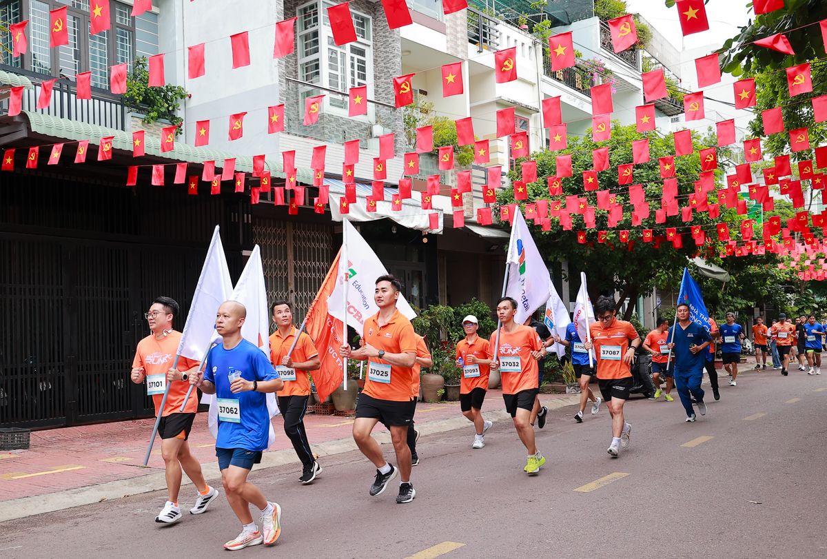 <p style="text-align:justify;"> Lá cờ được trao tay qua từng đơn vị, tung bay khắp phố phường, vượt nắng gió, vượt đèo dốc nhưng vẫn kiêu hãnh, thể hiện tinh thần đồng lòng, đoàn kết.</p>