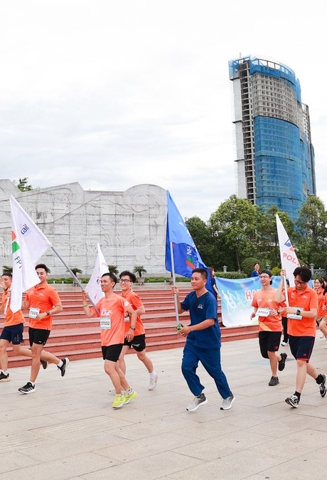 Cờ FPT rực rỡ phố phường, mở màn chuỗi sự kiện sinh nhật FPT 37 tại Gia Lai