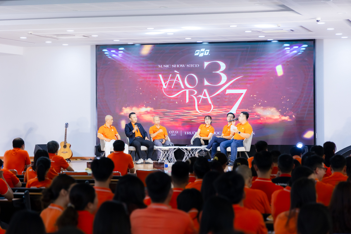 <p class="Normal" dir="ltr" style="text-align:justify;"> Sau lễ rước cờ đã thành thông lệ hằng năm mỗi dịp sinh nhật, người FPT Gia Lai tiếp tục đến với không gian music show STCo với chủ đề “Vào ba ra bảy”. Mở màn buổi chiều 7/9, hàng trăm người F hội tụ để sống lại những giai điệu dí dỏm, những câu chuyện vừa đời thường vừa giàu triết lý, tái hiện một phần văn hoá đã làm nên thương hiệu riêng của FPT.</p>