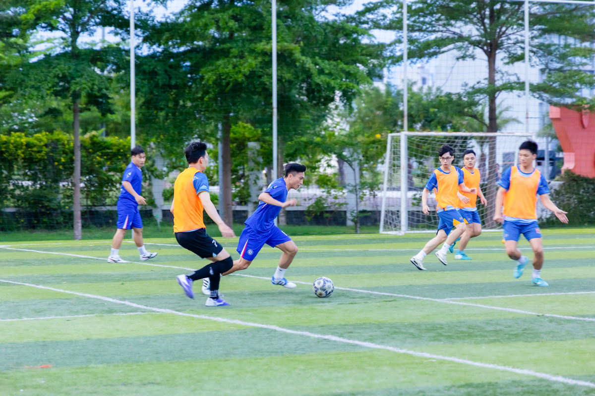 <p class="Normal" dir="ltr" style="text-align:justify;"> Trận chung kết FPT Cup 13/9 Gia Lai, tâm điểm chờ đợi, diễn ra nghẹt thở với kịch bản không tưởng. Hai đội bóng thi đấu máu lửa, từng pha tranh chấp, từng cú sút.</p>