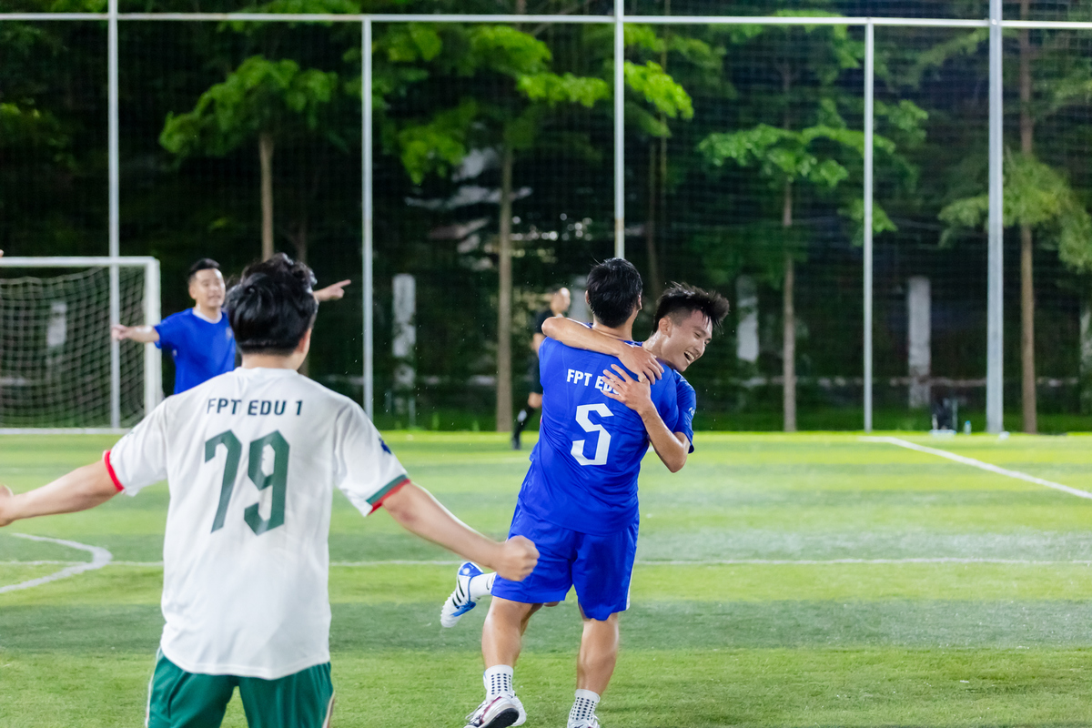 <p class="Normal" dir="ltr" style="text-align:justify;"> Đại diện FPT Software có lúc đã vươn lên dẫn trước 4-2 và kiểm soát trận đấu khá tốt. Khi tất cả đang nghĩ về một kịch bản nâng cúp của đại diện nhà Phần mềm thì đại diện nhà Giáo dục &lpar;FPT School&rpar; ghi liên tiếp 2 bàn thắng quân mình tỷ số. Mọi thứ càng trở nên bùng nổ khi ở những phút cuối trận, đại diện nhà Giáo dục ghi bàn thắng quyết định, ấn định chiến thắng với tỷ số 5 - 4.</p>