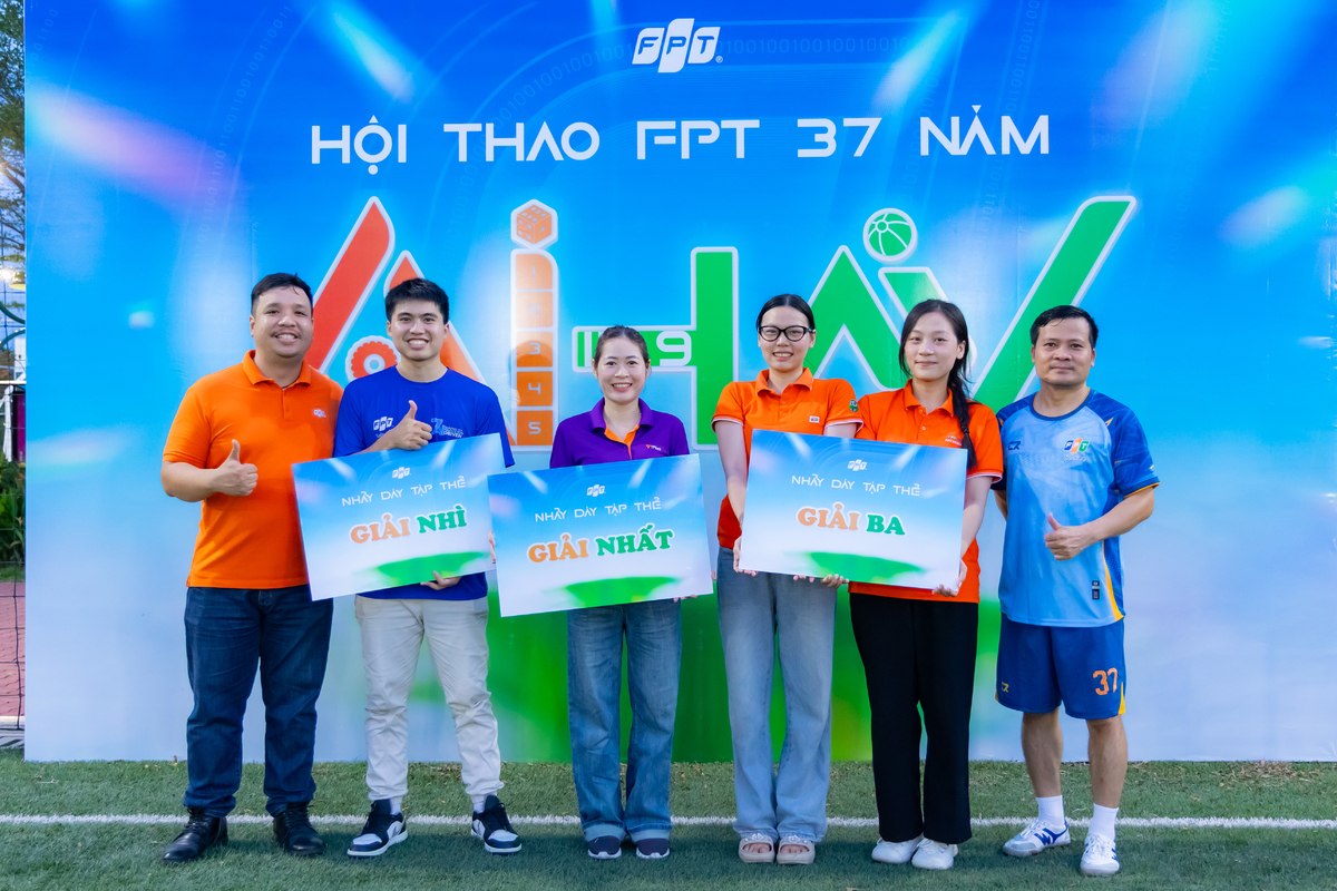 <p class="Normal" dir="ltr" style="text-align:justify;"> Ngay sau trận đấu, BTC cũng tiến hành trao giải, Nhất phần thi Kéo co thuộc về FSchool; Nhất phần thi Nhảy bao bố cũng thuộc về FSchool; Nhất phần thi Nhảy dây thuộc về khách mời thân thuộc TP Bank. Giải vua phá lưới của giải bóng đá FPT Cup thuộc về anh Đắc Lực &lpar;FPT Telecom&rpar;; Găng tay vàng thuộc về anh Lê Minh Triết &lpar;FPT Software&rpar;.</p>