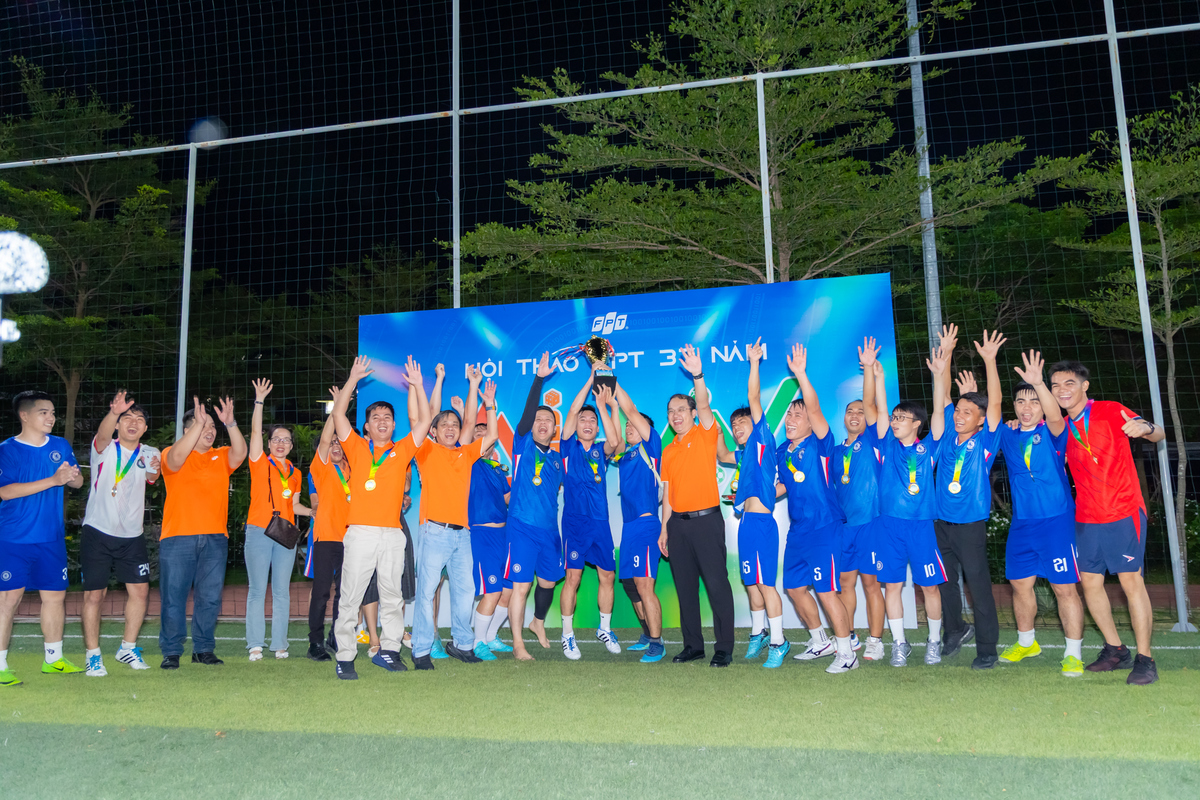 <p class="Normal" dir="ltr" style="text-align:justify;"> Ngày hội khép lại bằng màn nâng cup của đại diện nhà Giáo dục &lpar;FPT School&rpar;. Giai điệu STCo gắn kết và những môn thể thao tập thể đã cùng nhau dệt nên một ngày sinh nhật FPT 37 tại Gia Lai trọn vẹn, rực rỡ và đong đầy cảm xúc.</p>