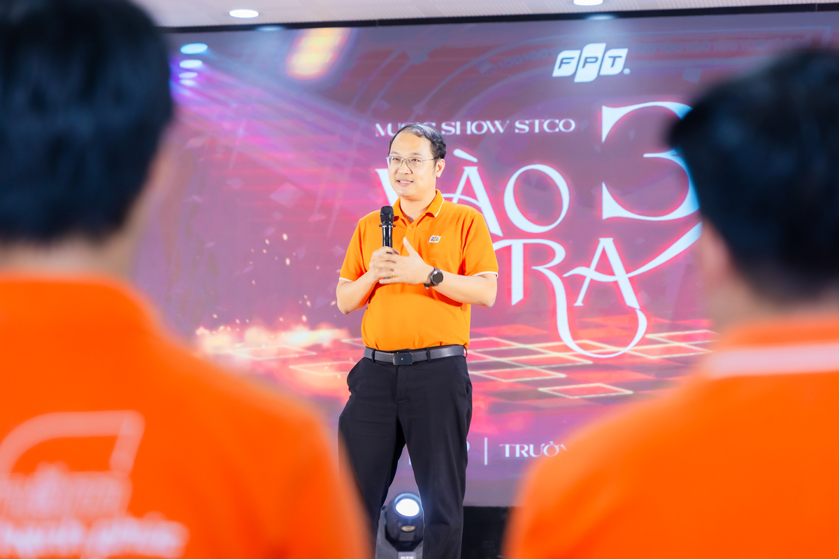<p class="Normal" dir="ltr" style="text-align:justify;"> Chia sẻ mở màn chương trình, anh Chu Quang Huy - Giám đốc Nhân sự FPT - cho hay người FPT đang đứng ở những ngày tháng 9 của lịch sử. Theo cập nhật mới nhất, FPT Gia Lai đang có gần 1.000 nhân sự, chỉ đứng sau 3 thành phố lớn là Hà Nội, TP HCM và Đà Nẵng. Anh kỳ vọng FPT Gia Lai sẽ góp thêm ngọn lửa vào sinh nhật chung của Tập đoàn, thể hiện khát vọng đưa Gia Lai trở thành “cứ điểm” quan trọng FPT.</p> <p class="Normal" dir="ltr" style="text-align:justify;"> Với music show STCo, anh cho rằng, dịp sinh nhật là lúc để người FPT quây quần và STCo là điều không thể thiếu, là nét văn hoá đặc trưng của FPT. “Chúng ta có thể đi rất nhanh nhưng nếu để đi xa và đi lâu dài thì cần phải giữ những giá trị văn hoá”.</p> <p class="Normal" dir="ltr" style="text-align:justify;"> Để chính thức bắt đầu, anh Chu Quang Huy khởi xướng khẩu hiệu chung và nhận sự đồng thanh hưởng ứng, hàng trăm người FPT Gia Lai cùng hô vang: “Việt Nam - muôn năm, FPT - 37, Quy Nhơn - Hạnh phúc”. Ngay sau đó, ca khúc mừng sinh nhật FPT vang lên, đưa người FPT thăng hoa, xúc động trong đại lễ sinh nhật.</p>