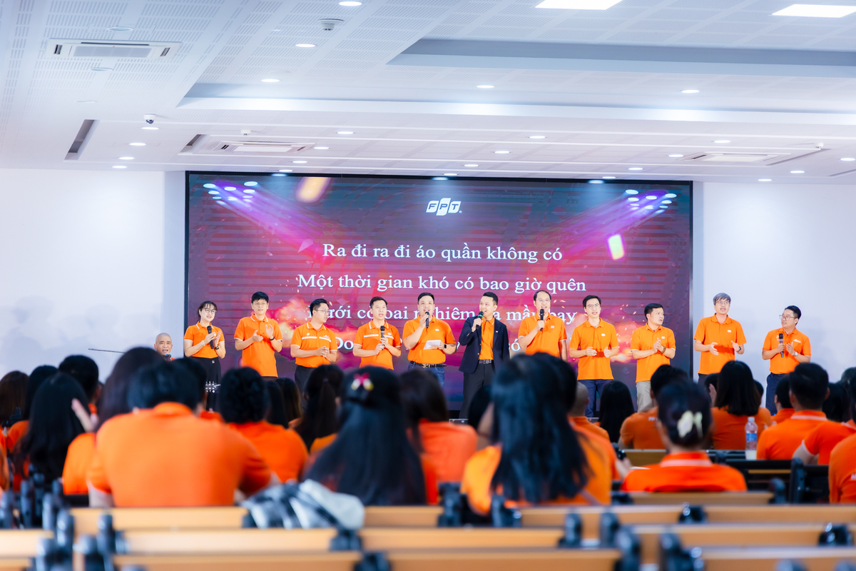 <p class="Normal" dir="ltr" style="text-align:justify;"> Cùng chủ đề “Vào ba ra bảy” - như cách chơi chữ dí dỏm của người FPT - anh Hoàng Cao Chung, Giám đốc Nhân sự nhà Bán lẻ và chị Phùng Thu Trang, Giám đốc Nhân sự nhà Viễn thông, mang đến những chia sẻ hài hước về biệt danh “lạ lẫm” của mình tại FPT. Theo anh chị, chất FPT là thế, gần gũi, giản dị kể cả cách gọi nhau cũng như những người bạn.</p>