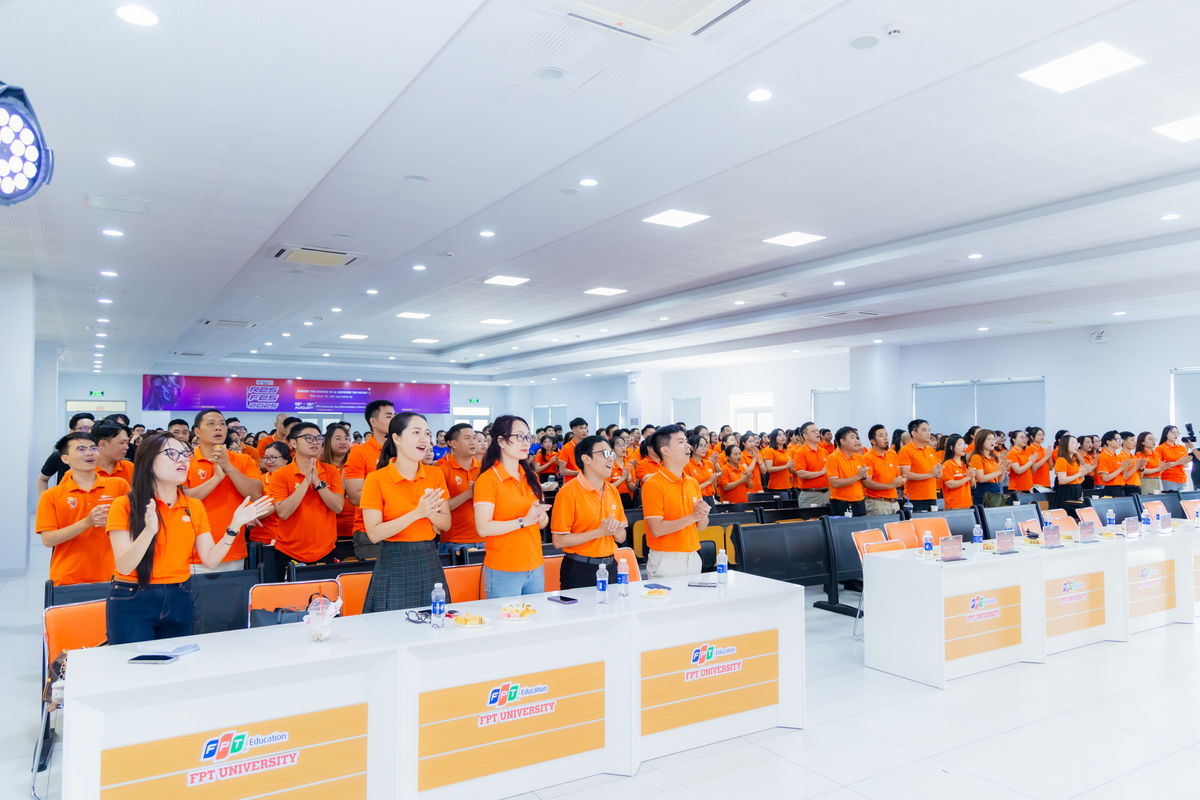 <p class="Normal" style="text-align:justify;"> Nhạc sĩ Trương Quý Hải - người gắn bó sâu sắc với STCo - mang đến chương trình những chia sẻ chân thành cùng các ca khúc quen thuộc, khơi gợi ký ức và cảm xúc trong lòng nhiều thế hệ FPT. </p>