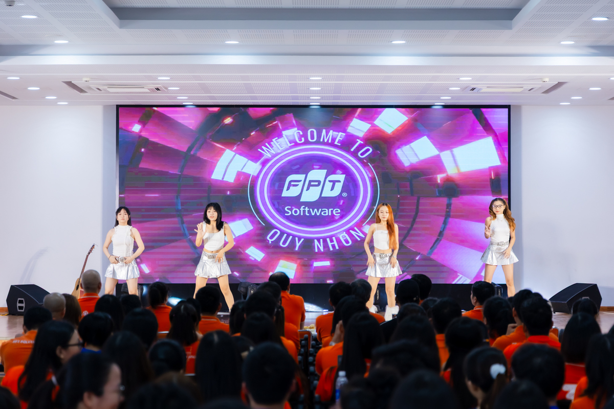 <p class="Normal" dir="ltr" style="text-align:justify;"> Đan xen trong music show là sự giao thoa văn hoá, với những tiết mục đến từ đơn vị, trong đó có những ca từ STCo dí dỏm, được chính CBNV nhà FPT Gia Lai thể hiện. Đại diện Phần mềm FPT mang lên sân khấu ca khúc STCo do anh Bùi Thế Nguyễn viết lời, với phần phổ nhạc của AI và màn biểu diễn bốc lửa, khiến anh Chu Quang Huy và các lãnh đạo rất bất ngờ và phải “check VAR” các dancer nhà F ngay tại sân khấu.</p>