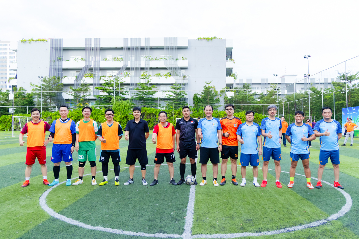 <p class="Normal" dir="ltr" style="text-align:justify;"> Không khí nóng lên khi trận bóng đá lãnh đạo FPT khởi tranh. Dù không còn ở thời đỉnh cao phong độ, các anh vẫn máu lửa khoác áo cầu thủ, ra sân đầy quyết tâm. Ngoài yếu tố tiếp lửa tinh thần, trận bóng còn mang lại yếu tố giải trí khá cao khi rất nhiều tình huống các anh “biến bàn thắng thành cơ hội”. Chung cuộc, đội lãnh đạo do anh Chu Quang Huy mang băng đội trưởng đã giành chiến thắng với tỷ số 3-1.</p>