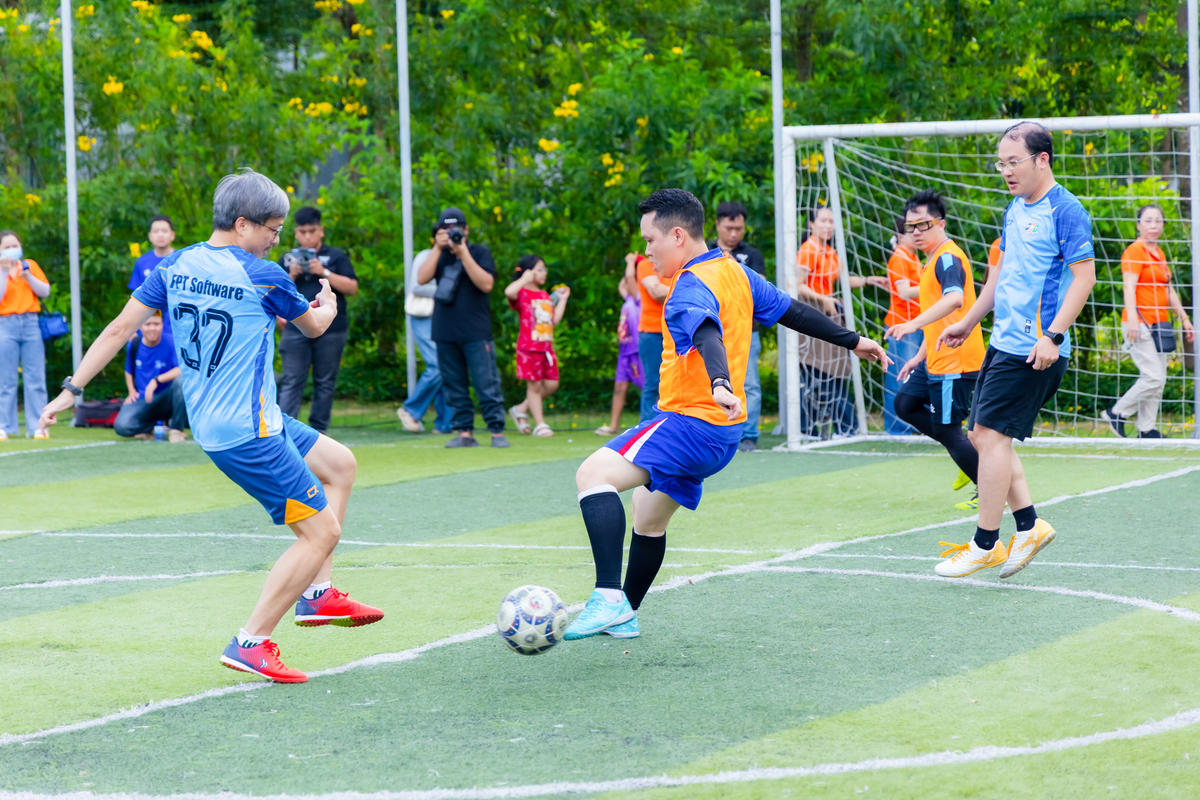 <p class="Normal" dir="ltr" style="text-align:justify;"> Tiếp nối, trận tranh hạng Ba của FPT Cup 13/9 Gia Lai mang đến những pha bóng đẹp, tinh thần cống hiến hết mình từ các đội, khẳng định thể thao FPT luôn tràn đầy nhiệt huyết và sự gắn kết.</p>