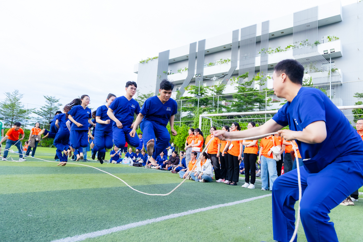 <p class="Normal" dir="ltr" style="text-align:justify;"> Song song trên sân, các môn thể thao phối hợp mang đến màu sắc mới mẻ. Tinh thần đồng đội được thể hiện rõ trong từng bước chạy, từng cú bật nhảy, vừa sôi động vừa gắn kết. Nụ cười rạng rỡ của các VĐV sau mỗi phần thi, minh chứng cho tinh thần “chơi hết mình” - giá trị không thể thiếu trong các sự kiện văn hoá, thể thao của FPT.</p>