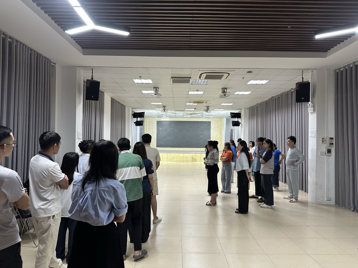 <p class="Normal" style="text-align:justify;"> Giữa “bản hòa ca” đa sắc màu từ các đơn vị, Khối Giáo dục FPT đang ấp ủ một tiết mục mang phong cách hiện đại, sôi động và thoáng chút ma mị, hứa hẹn cuốn khán giả theo từ đầu đến cuối. Tiết mục là sự giao hòa giữa kinh nghiệm, sự am hiểu của các thầy cô với ngọn lửa trẻ trung của thế hệ kế cận - nguồn năng lượng vô tận, sáng tạo và nhiệt huyết - để tạo nên một dấu ấn rất riêng, chỉ có tại Giáo dục FPT.</p> <p class="Normal" style="text-align:justify;"> Chia sẻ về quá trình tập luyện, anh Nguyễn Hoàng Đức Nam - Phó phòng Văn hóa & Đoàn thể - cho biết tinh thần “màu cờ sắc áo” của cán bộ, thầy cô trong đơn vị ngày càng bùng cháy khi ngày hội lớn của FPT cận kề. Ngay từ khi mở đơn đăng ký, đông đảo thành viên đã hào hứng tham gia, tạo nên sức lan tỏa mạnh mẽ. “Càng về tuần cuối, mọi người càng dốc toàn lực, với 120% quyết tâm để chinh phục thành tích cao nhất tại Hội thao năm nay”, anh Nam khẳng định.</p>