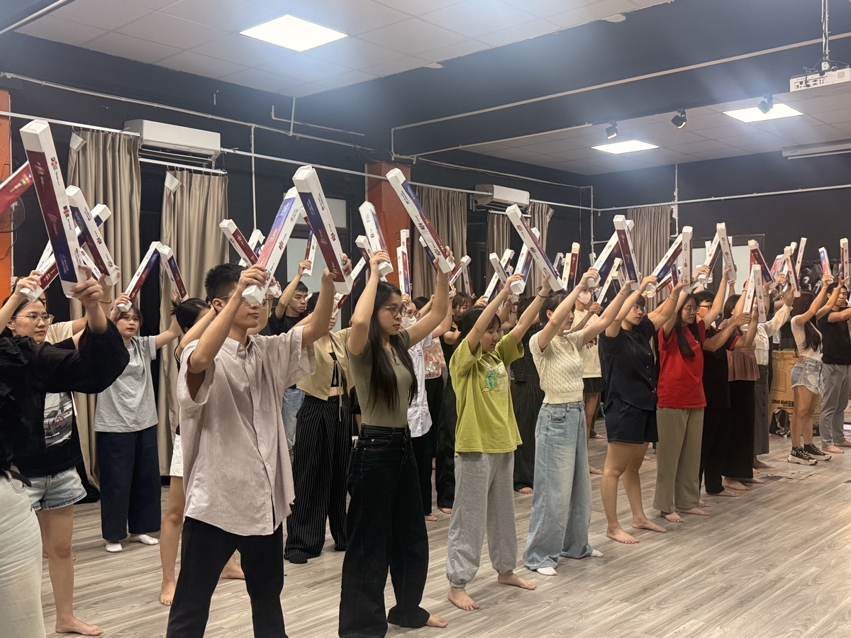 <p class="Normal" style="text-align:justify;"> Với nhà Bán lẻ - nơi đội ngũ trải dài khắp mọi miền Tổ quốc - mỗi dịp sinh nhật FPT luôn là cơ hội đặc biệt để thắt chặt sợi dây gắn kết “anh em trong nhà”. “Khoảnh khắc mọi người hội tụ, cùng làm, cùng hiểu nhau hơn chính là điều mình mong chờ nhất”, chị Phạm Thị Kiều Ánh - cán bộ Văn hóa & Đoàn thể - chia sẻ.</p> <p class="Normal" style="text-align:justify;"> Dù bận rộn với công việc và những deadline dồn dập, nhưng cứ sau giờ tan ca, các “nghệ sĩ” nhà Bán lẻ lại đúng hẹn tại phòng tập. Chiếc bánh mì ăn vội thay bữa tối, để rồi ai nấy cùng hòa vào những bước tập hăng say, góp sức chuẩn bị cho đại lễ 13/9 thêm rực rỡ. “Không khí lúc này đúng nghĩa ‘vui như đi hội’, mọi người đều đang tận hưởng trọn vẹn tinh thần sinh nhật FPT năm nay”, chị Ánh cho biết.</p>