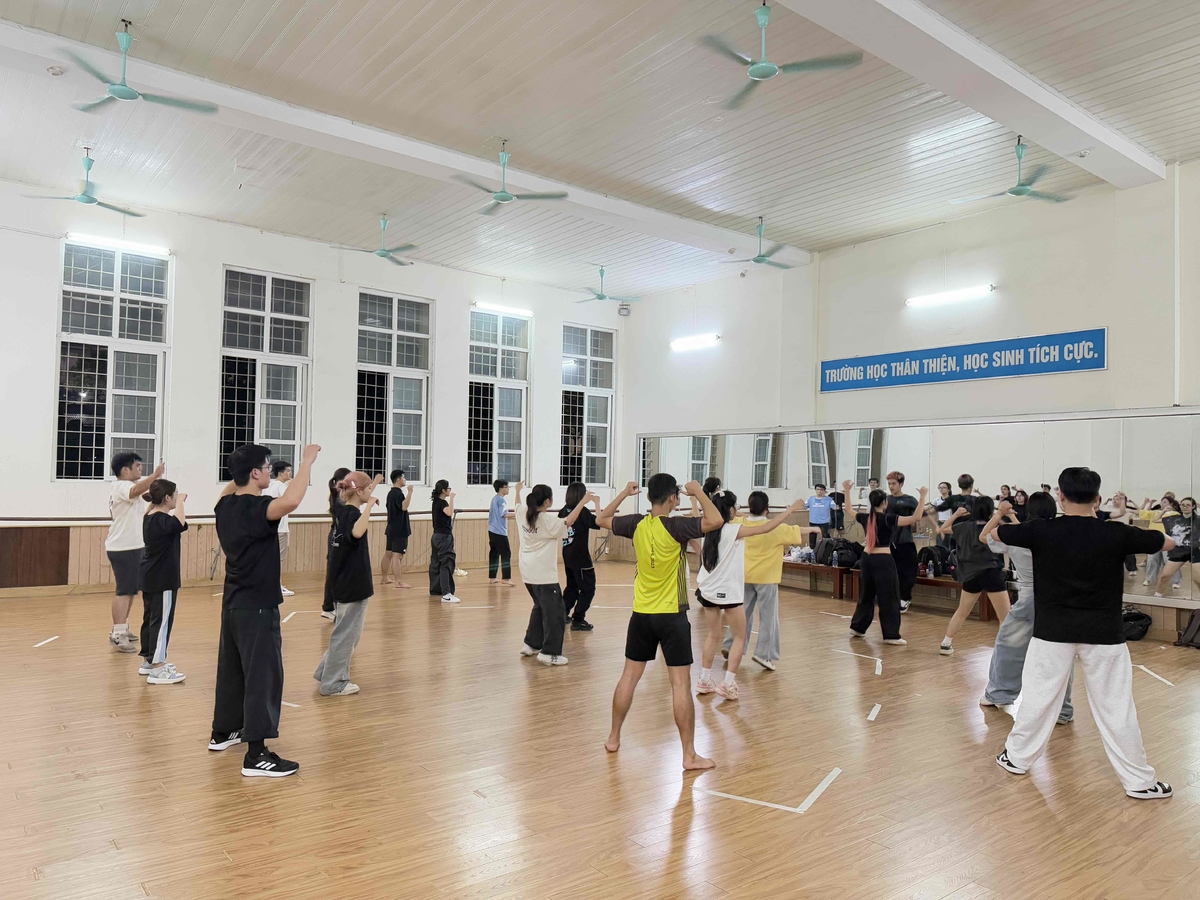 <p class="Normal" style="text-align:justify;"> Tại nhà Phần mềm, không khí những ngày cận đại lễ 13/9 luôn rộn ràng. Anh Nguyễn Ngọc Linh - cán bộ Văn hóa & Đoàn thể - chia sẻ, cả đội đang dồn hết tâm huyết để chuẩn bị một tiết mục Hội thao thật đặc sắc. Anh hé lộ: tiết mục năm nay sẽ là “khác biệt nhất”, mang đến sắc màu mới mẻ nhưng vẫn đủ gần gũi để chạm đến trái tim người FPT.</p> <p class="Normal" style="text-align:justify;"> Bên cạnh dàn nghệ sĩ được tuyển chọn, nhiều lãnh đạo của nhà Phần mềm cũng trực tiếp tham gia, sắp xếp thời gian tập luyện dù công việc bận rộn. “Khối lượng công việc lớn, lịch tập dày đặc, nhưng tinh thần của anh em lại càng ‘cháy’. Càng gần ngày diễn, mọi người càng quyết tâm, quyết chiến và quyết thắng”, anh Linh hào hứng nói.</p> <p class="Normal" style="text-align:justify;"> Với anh, ngày 13/9 không chỉ là lễ hội lớn của Tập đoàn, mà còn là dịp để anh em Phần mềm hội tụ, giao lưu và tranh tài cùng các công ty thành viên khác. “Mình mong chờ nhất chính là khoảnh khắc được gặp gỡ, thi đua và cùng nhau tạo nên những kỷ niệm đáng nhớ trong sinh nhật tuổi 37 của FPT”, anh bộc bạch.</p>