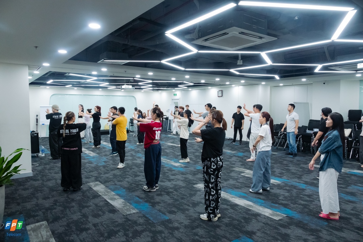 <p class="Normal" style="text-align:justify;"> Không khí tập luyện mừng sinh nhật FPT tuổi 37 tại nhà Viễn thông cũng đang nóng lên từng ngày. Anh Trần Ngọc Tân - Trưởng phòng Văn hóa & Đoàn thể - cho hay, ngay sau kỳ nghỉ lễ, anh em nhà "Cáo" đã nhanh chóng “vào guồng”, giữ vững truyền thống “khí thế hừng hực”. Các buổi tập luyện diễn ra đều đặn, thu hút đông đảo CBNV tham gia với sự tự nguyện nhưng cũng đầy tinh thần trách nhiệm. “Từ nay đến ngày 13/9, tất cả ‘diễn viên’ sẽ dốc sức hết mình để mang đến một màn trình diễn thật trọn vẹn”, anh Tân cho biết.</p> <p class="Normal" style="text-align:justify;"> Điểm nhấn trong phần đồng diễn - diễu hành năm nay của Viễn thông không chỉ là vũ điệu sôi động hay sắc màu cờ hoa rực rỡ, mà còn ở thông điệp đặc biệt: khẳng định trách nhiệm, vai trò và vị thế mới của Viễn thông từ năm 2025. Đây vừa là cơ hội, vừa là thách thức, hứa hẹn sẽ tạo nên một dấu ấn chưa từng có trong bất kỳ màn trình diễn nào của các công ty thành viên FPT.</p>