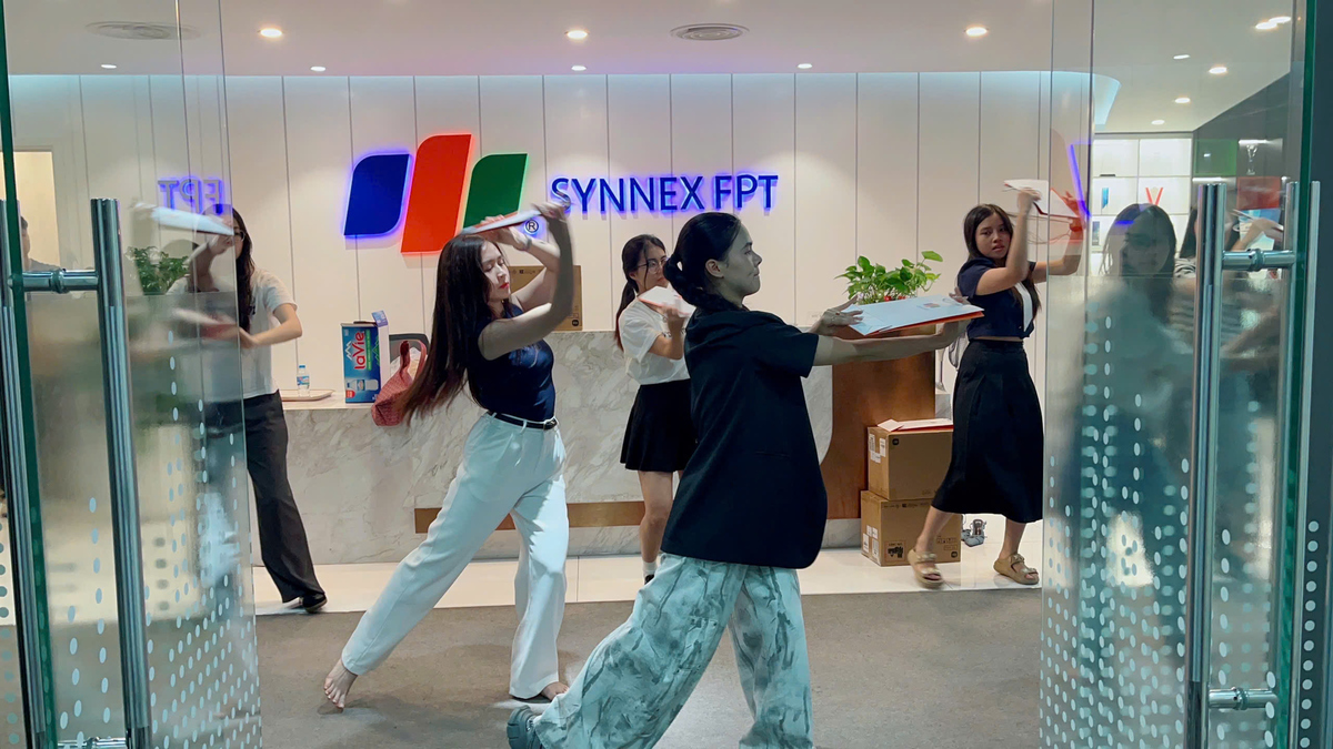 <p class="Normal" style="text-align:justify;"> Những ngày này, không khí tập luyện cho Hội thao 13/9 tại Synnex FPT cũng sôi nổi hơn bao giờ hết. Sau giờ làm, các thành viên lại rủ nhau ra sân, vào phòng tập để rèn từng động tác, chỉnh từng nhịp, ghép từng đội hình. “Ai cũng háo hức, có người vừa xong việc đã chạy ngay ra sân, có người tranh thủ cả giờ nghỉ trưa để tập nháp. Khí thế rộn ràng, tất cả đều mong mang đến một tiết mục đồng diễn thật chỉn chu và ấn tượng”, chị Ngô Thị Ngọc Loan - cán bộ Văn hóa & Đoàn thể Synnex FPT - phấn chấn.</p> <p class="Normal" style="text-align:justify;"> Năm nay, SynnexFPT hứa hẹn mang đến phần đồng diễn kết hợp giữa âm nhạc hiện đại và tinh thần gắn kết tập thể. Điểm nhấn nằm ở những động tác khỏe khoắn, dứt khoát, đồng bộ, vừa thể hiện sức trẻ, sự bền bỉ, vừa khắc họa tinh thần gắn bó keo sơn của người nhà F.</p> <p class="Normal" style="text-align:justify;"> “Chúng tôi kỳ vọng khán giả không chỉ được chiêm ngưỡng sự đẹp mắt, mà còn cảm nhận được niềm tự hào và tinh thần đoàn kết của tập thể Synnex FPT trong ngày hội lớn”, chị Loan nhấn mạnh.</p>