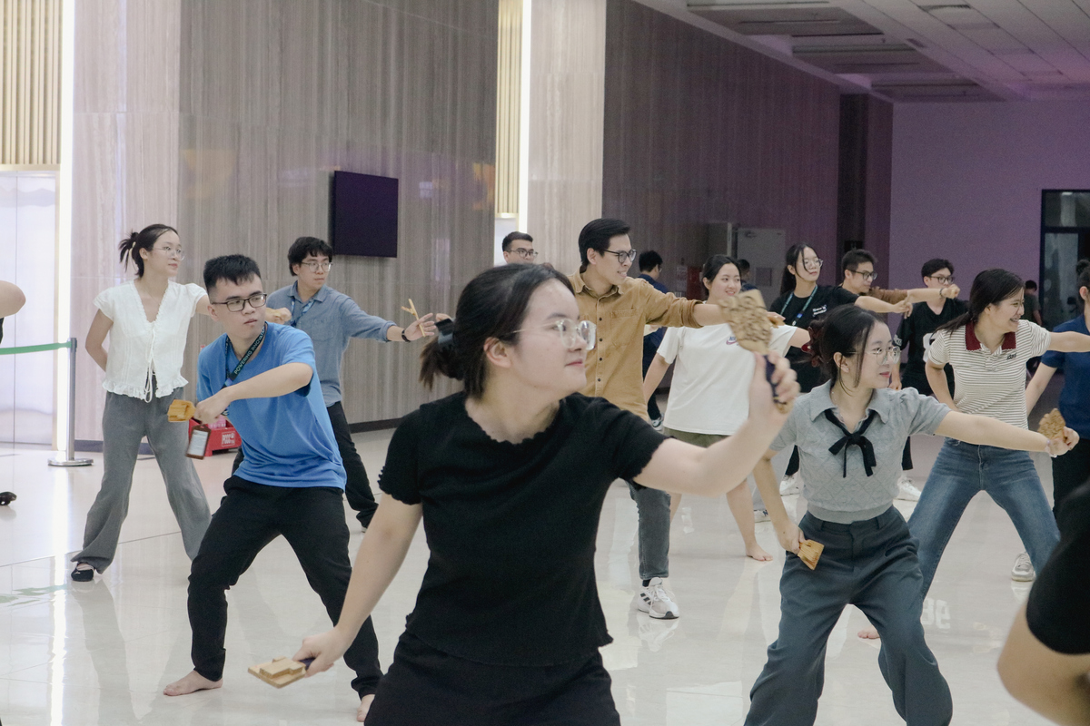 <p class="Normal" style="text-align:justify;"> Tại FPT Smart Cloud, không khí tập luyện chuẩn bị cho đại lễ 13/9 đang “nóng hơn cả trời Hà Nội tháng 7”. Chị Nguyễn Ngọc Long Linh - phụ trách Văn hóa & Đoàn thể - hào hứng: “Cơm có khi chưa kịp ăn đủ ba bữa, nhưng tập nhảy thì ngày nào cũng hai cữ”. Với chị, chính sức trẻ, tinh thần đồng đội và ngọn lửa nhiệt huyết đã trở thành động lực để cả tập thể cùng nỗ lực, mang đến một màn trình diễn thật ấn tượng trong ngày hội lớn nhất của FPT.</p> <p class="Normal" style="text-align:justify;"> Điểm nhấn đáng mong chờ của FPT Smart Cloud năm nay chính là phần đồng diễn - diễu hành. Không chỉ hướng tới một tiết mục đẹp mắt, đơn vị còn muốn mang cả bầu không khí lễ hội Việt - Nhật lên sân khấu. Âm nhạc sôi động, sắc màu rực rỡ và những động tác trẻ trung, sáng tạo sẽ hòa quyện để biến từng bước di chuyển thành lời khẳng định mạnh mẽ về tinh thần hội nhập, sức sống và khát vọng vươn xa của đơn vị. “Chúng tôi muốn chứng minh rằng người FPT Smart Cloud vừa kỷ luật, vừa năng động và luôn tràn đầy sức sống”, chị Linh bật mí.</p>