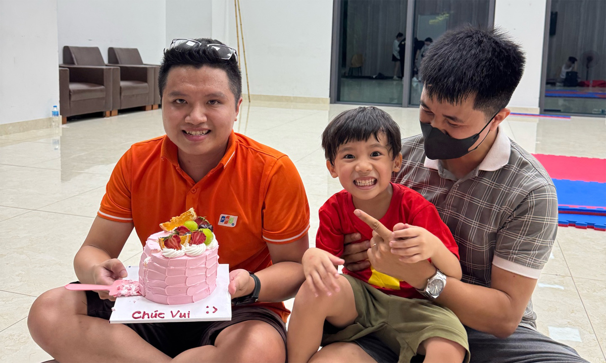 <p class="Normal" style="text-align:justify;"> Với anh Phạm Văn Thủy - cán bộ Sendo, thành viên trực tiếp tham gia tiết mục của Liên quân HODEXDO &lpar;FPT HO - FPT Digital - Sendo&rpar;, những ngày tập luyện đã mang lại nhiều kỷ niệm khó quên. “Nếu mấy ngày đầu còn ‘buổi đực buổi cái’, thì nay anh chị em đã bước vào trạng thái ‘ăn tập, ngủ cũng tập’, dốc hết sức cho phần trình diễn”, anh cười.</p> <p class="Normal" style="text-align:justify;"> Nói về màn đồng diễn, anh Thủy hào hứng bật mí: “Tiết mục năm nay sẽ là một phần trình diễn mãn nhãn, đủ sức chạm đến trái tim những người nồng nàn yêu nước”. Không chỉ dừng lại ở các động tác đẹp mắt, tiết mục còn gửi gắm thông điệp về tinh thần gắn kết và niềm tự hào của đại gia đình FPT. “Điều chúng mình mong chờ nhất chính là khoảnh khắc được bước lên sân khấu… và nhận giải Nhất”, anh Thủy tràn đầy lạc quan.</p> <p class="Normal" style="text-align:justify;"> Đặc biệt, đợt tập luyện cho 13/9 cũng trùng sinh nhật anh Thủy. Ngay tại sân tập, đồng đội đã bất ngờ tổ chức sinh nhật, thổi nến và chúc mừng. Khoảnh khắc giản dị nhưng ấm áp ấy đã khiến ngày sinh của anh càng thêm đáng nhớ, đậm tình đồng đội FPT.</p>