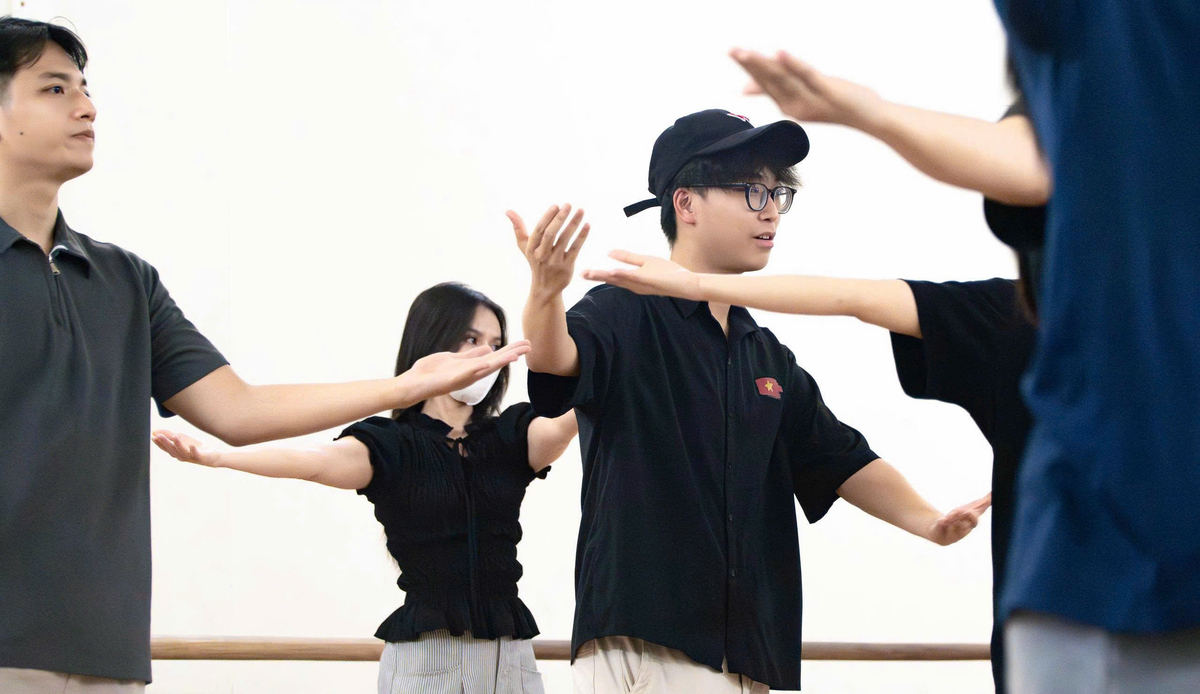 <p class="Normal" style="text-align:justify;"> FPT IS cũng đang bước vào giai đoạn cao điểm chuẩn bị cho đại lễ với tinh thần “cháy” hết mình. Theo anh Lê Hồng Quân - Phó phòng Văn hóa & Đoàn thể, đơn vị đặt mục tiêu chinh phục giải thưởng ở tất cả hạng mục Hội thao, kể cả những bộ môn mới mẻ như AI HAY Ngựa và AI HAY Né.</p> <p class="Normal" style="text-align:justify;"> Theo anh Quân, lực lượng vận động viên được tuyển chọn kỹ lưỡng từ các CLB nội bộ: FIS RUN &lpar;tốc độ&rpar;, Bóng đá &lpar;linh hoạt&rpar;, Cầu lông &lpar;phản xạ&rpar; và Pickleball &lpar;dẻo dai&rpar;, cùng quy tụ tại bộ môn AI HAY Né. Riêng phần thi AI HAY Ngựa sẽ mang đậm dấu ấn của Navisoft - thành viên mới gia nhập đại gia đình FIS chỉ vài tháng. “Tổng Giám đốc Navisoft sẽ trực tiếp tham gia thi đấu cùng anh em, thể hiện tinh thần hòa nhịp vào văn hóa FPT”, anh Quân bật mí.</p> <p class="Normal" style="text-align:justify;"> Không chỉ trên sân đấu, ở phần Đồng diễn - nơi FPT IS từng đăng quang Quán quân 2023 - đơn vị cũng tự tin mang đến một màn trình diễn “có một không hai”. Các ca khúc STCo đặc trưng của FPT sẽ vang lên, được tiếp sức bởi đội quân FIS Small, hứa hẹn tạo nên bầu không khí sôi động và gần gũi, góp phần thổi bùng lễ hội sinh nhật rộn ràng nhất năm của người F.</p>