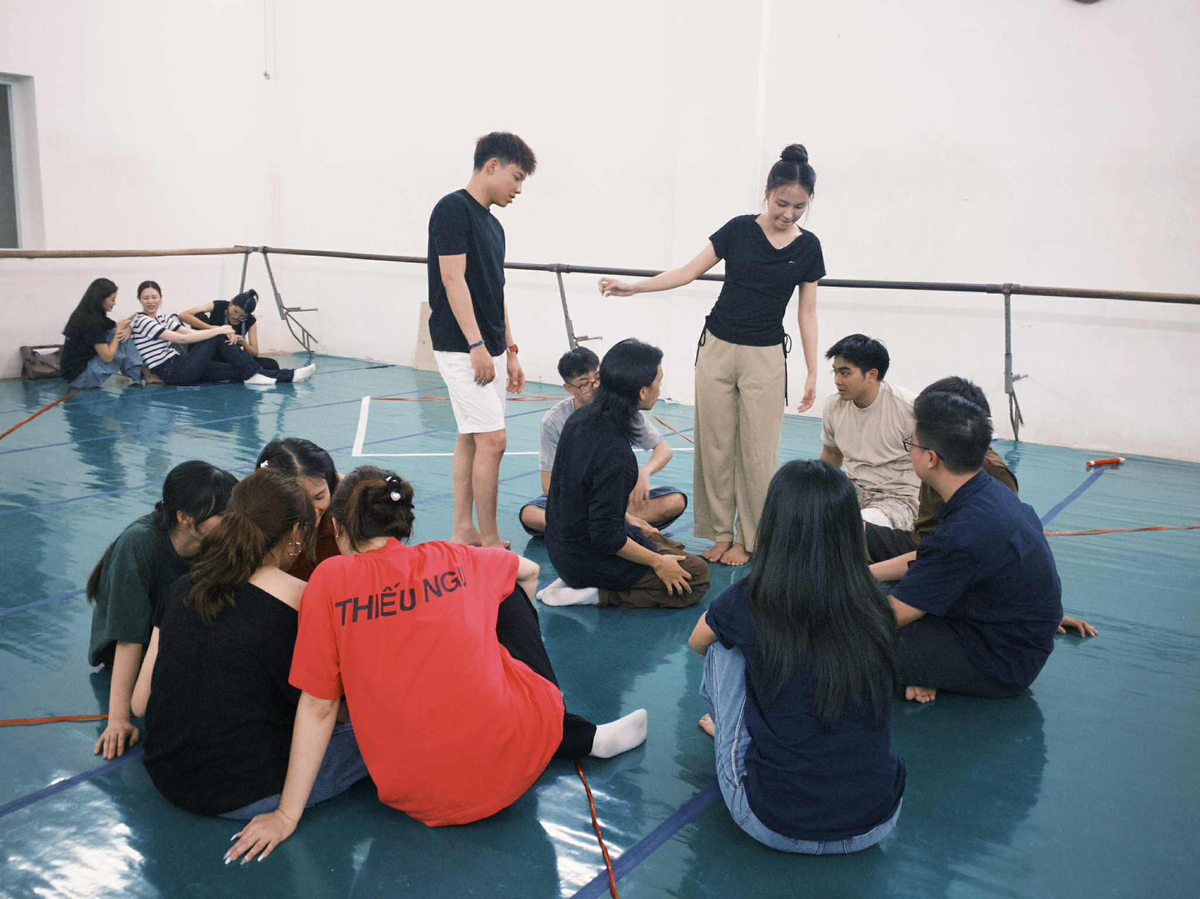 <p class="Normal" style="text-align:justify;"> Với chủ đề “Vào 3 ra 7”, đại diện Ban Văn hoá & Đoàn thể FPT Software nhận định đây là một “mảnh đất màu mỡ” cho sáng tạo. “Ý nghĩa không quá hẹp, cũng không quá rộng, nên mở ra vô vàn cách khai thác. Tôi tin khán giả sẽ được thưởng thức nhiều màn trình diễn cực kỳ ấn tượng”. Dù vẫn “giấu bài” đến phút chót, nhà Phần mềm khẳng định sẽ mang đến một tiết mục độc đáo, hứa hẹn tạo dấu ấn riêng trong Hội diễn năm nay.</p> <p class="Normal" style="text-align:justify;"> Để chuẩn bị, đơn vị huy động hơn 30 CBNV trực tiếp biểu diễn cùng 20 thành viên lo hậu cần, chạy sân khấu. Các buổi tập dày đặc diễn ra trong bầu không khí nhiệt huyết, rộn rã tiếng cười. Dù lịch trình bận rộn, nhưng với nhiều người, những giờ tập lại chính là “giờ vui”. Nguyễn Ngọc Linh - cán bộ Văn hóa & Đoàn thể nhà Phần mềm - cười chia sẻ: “Điều thú vị nhất chắc là chuyện… chuẩn bị đồ ăn. Hóa ra, chỉ khi mình tự nấu mới có thể đáp ứng đủ ‘khẩu vị' đặc biệt của từng đồng đội”.</p>