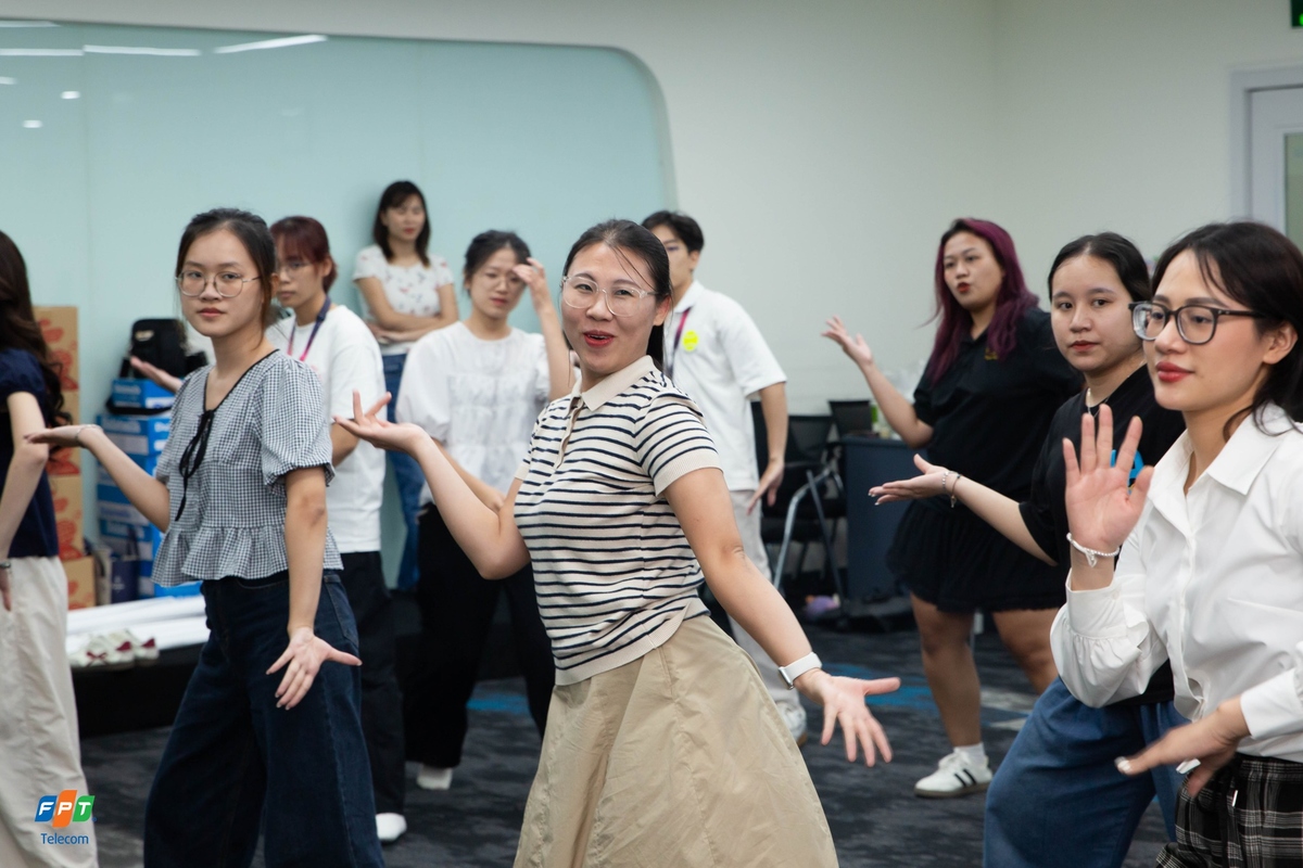 <p class="Normal" style="text-align:justify;"> Hội diễn STCo trở lại đã trở thành dịp vô cùng đáng mong chờ với người FPT Telecom. Từng nhiều lần đứng trên sân khấu trong các vở STCo của đơn vị, anh Trần Ngọc Tân - đại diện Viễn thông FPT chia sẻ: chủ đề “Vào 3 ra 7” vừa gắn liền với dấu mốc 37 năm ý nghĩa, vừa mở ra một không gian sáng tạo phong phú. “Năm nay chắc chắn sẽ có nhiều tiết mục độc đáo, lần đầu tiên được đưa lên sân khấu STCo”, anh Tân bày tỏ.</p> <p class="Normal" style="text-align:justify;"> Đến với Hội diễn lần này, nhà "Cáo" muốn gửi gắm chính câu chuyện về sứ mệnh và vai trò mới - điều chưa từng được kể tại các công ty thành viên. Thông điệp ấy sẽ được thể hiện xuyên suốt, từ Hội thao cho đến Hội diễn, bằng nhiều cách kể chuyện và chất liệu STCo đặc sắc.</p> <p class="Normal" style="text-align:justify;"> Để chuẩn bị cho phần thi, đơn vị đã huy động tối đa lực lượng, tập luyện liên tục từ sau kỳ nghỉ lễ cho đến ngày 13/9. Khó khăn lớn nhất là vừa phải đảm bảo tiến độ công việc, vừa duy trì chất lượng tập luyện. Nhưng với tinh thần quyết tâm cùng dàn “tinh hoa văn nghệ” hội tụ, FPT Telecom tự tin sẽ mang đến một màn trình diễn mãn nhãn và đủ sức chinh phục giải thưởng trong mùa sinh nhật tuổi 37 năm nay.</p>