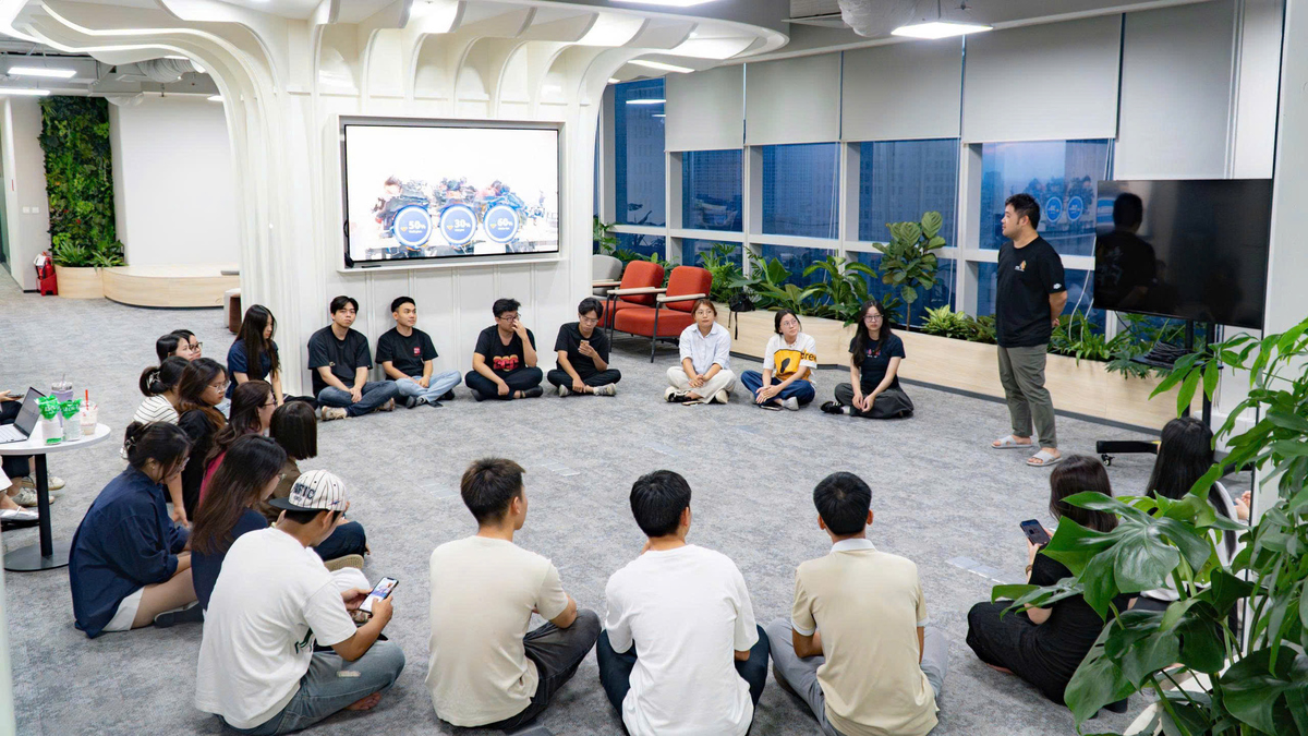 <p class="Normal" style="text-align:justify;"> Anh Lê Hồng Quân - đại diện FPT IS nhận định, những năm gần đây, chất lượng nghệ thuật và chuyên môn của Hội diễn đã được nâng tầm rõ rệt, khi các đội đầu tư không chỉ công sức mà cả tài chính và chất xám, để mang tới “món ăn tinh thần” đặc sắc cho khán giả.</p> <p class="Normal" style="text-align:justify;"> Năm nay, FPT IS huy động tối đa 30 diễn viên, tận dụng không gian văn phòng mới để luyện tập liên tục ngay sau kỳ nghỉ 2/9. Thách thức lớn nhất là cân đối thời gian để không ảnh hưởng công việc, nhưng đổi lại, đội hình trẻ trung với độ tuổi trung bình chỉ 25 mang đến nguồn năng lượng và sự nhiệt huyết chưa từng có.</p> <p class="Normal" style="text-align:justify;"> Bốc thăm trúng chủ đề Văn hóa miền Trung - được xem là “khó nhằn” nhất trong chuỗi “Vào 3 ra 7”, FPT IS chọn cách khai thác độc đáo: “Chống bão cho miền Trung”. Tiết mục sẽ được dàn dựng như một buổi đấu thầu giữa các “chuyên gia chống bão”, tái hiện bằng lối kể chuyện STCo hài hước và sáng tạo, hứa hẹn đem lại những tràng cười giòn giã cùng nhiều suy ngẫm thú vị.</p>