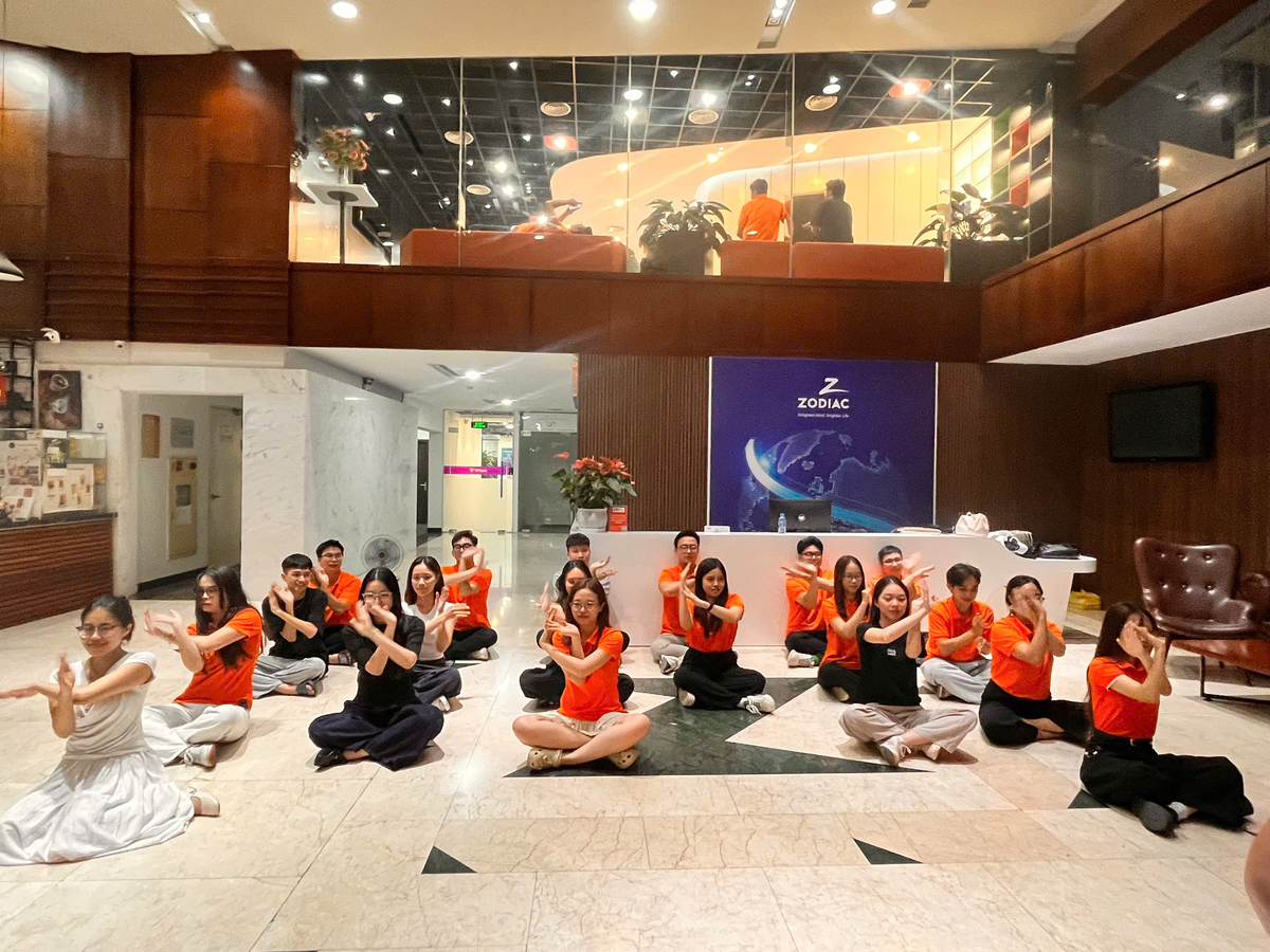 <p class="Normal" style="text-align:justify;"> “Chủ đề Vào 3 ra 7 rất phù hợp với bối cảnh hiện tại của FPT, nhìn vào là thấy phải tận lực cho điều kỳ diệu, rất OKR”, chị Nguyễn Thu Huyền - Trưởng phòng Marketing & Truyền thông Synnex FPT - chia sẻ. 2025 đánh dấu 20 năm gắn bó với FPT, nhưng chị vẫn giữ nguyên cảm giác háo hức như thuở ban đầu.</p> <p class="Normal" style="text-align:justify;"> Theo chị, điểm nhấn đặc biệt nhất của Synnex FPT năm nay chính là việc đưa hai “nhân viên ảo” quen thuộc - Syna và Syno - bước ra khỏi màn hình để xuất hiện trên sân khấu Hội diễn, kể câu chuyện đời mình. Đây hứa hẹn sẽ là tiết mục khác biệt, mới mẻ và đậm bản sắc “phân phối”.</p> <p class="Normal" style="text-align:justify;"> Với yêu cầu không sử dụng kịch thoại và giới hạn số lượng nhân sự, đơn vị đã tập hợp một đội hình “nam thanh nữ tú”, cùng nhau tạm gác công việc lúc 17h30 để ánh đèn sân khấu tại “nhà hát FTG” ở tòa Zodiac Duy Tân bừng sáng. “Tập như vậy vừa tiết kiệm thời gian di chuyển vừa đảm bảo tiến độ công việc”, chị Huyền cho biết. Thách thức lớn nhất lại nằm ở việc… đúng giờ, khi đặc thù nghề buôn khiến nhiều thành viên còn bận tiếp khách hay xử lý công việc phát sinh.<br /> Dẫu vậy, hình thức diễn - múa thay vì thoại đã mang đến cho đội ngũ sự hứng thú, trẻ trung cùng nhiều trải nghiệm mới. “Với sự đầu tư công phu và tinh thần quyết tâm, Synnex FPT tin rằng sẽ đem tới một màn trình diễn đáng nhớ trong Hội diễn STCo mừng sinh nhật FPT tuổi 37”, chị Huyền khẳng định.</p>