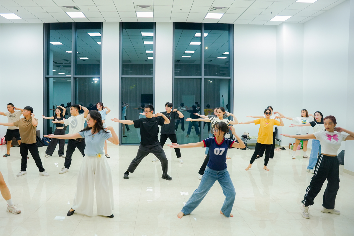 <p class="Normal" style="text-align:justify;"> Trong khi nhiều đơn vị tranh thủ tập luyện sau giờ tan ca, thì Liên quân FPT HO - Sendo lại tranh thủ 1 giờ rưỡi nghỉ trưa để miệt mài tập luyện. Đại diện Liên quân, chị Nguyễn Thị Mỹ Hạnh kể: “Những ngày đầu thì ai cũng hơi đuối vì chưa quen giờ giấc, nhưng giờ thì… FPT có sập chắc cũng đi tập khỏe re. Việc công ty lo trọn, việc nhà vẫn đảm đang, mà công tác Hội diễn vẫn xuất sắc”.</p> <p class="Normal" style="text-align:justify;"> Với Liên quân, chủ đề Hội diễn năm nay còn được “nêm nếm” thêm chút gia vị đặc biệt: những tình huống kiểu “tiểu tam - chính thất” đầy duyên dáng, hứa hẹn sẽ khiến khán giả bất ngờ.</p> <p class="Normal" style="text-align:justify;"> Chị Hạnh bật mí thêm, tiết mục năm nay sẽ không chỉ mang màu sắc STCo quen thuộc, mà còn bắt nhịp ngay với một chủ đề nóng hổi của FPT: AI - Trí tuệ nhân tạo, tạo nên màn trình diễn vừa thời sự, vừa dí dỏm đúng chất liên quân.</p>