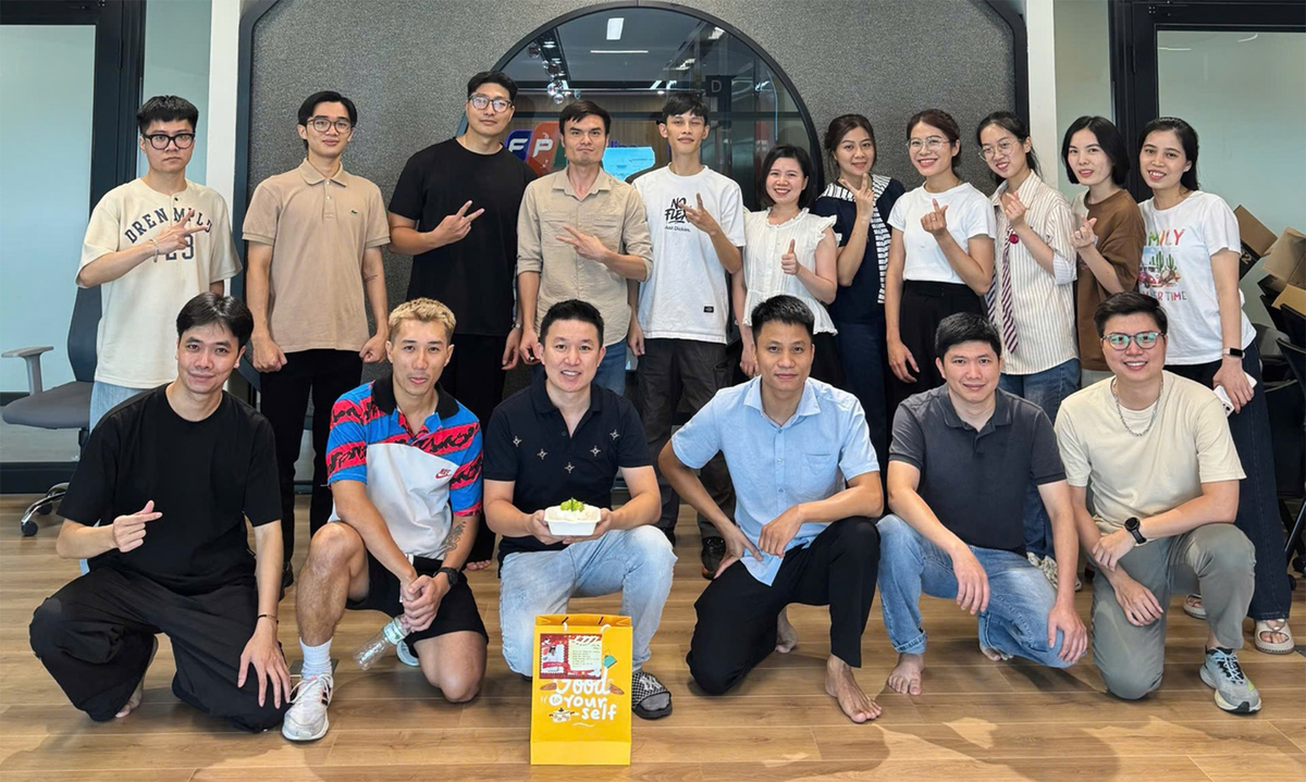 <p class="Normal" style="text-align:justify;"> Mỗi mùa sinh nhật FPT, chị Lê Thị Mỹ Linh - cán bộ Văn hóa & Đoàn thể FPT Online - lại háo hức chờ xem… các đơn vị “giễu” sếp thế nào. “Đây là món đặc sản không thể thiếu”, chị cười nói.</p> <p class="Normal" style="text-align:justify;"> FPT Online năm nay xuất trận với đội hình “khủng”: 4 diễn viên chính, hàng chục diễn viên phụ và một cameo đặc biệt. Thậm chí, cả tập thể còn nuôi tham vọng “biến luôn ban giám khảo thành cameo nốt”.</p> <p class="Normal" style="text-align:justify;"> Ký ức năm ngoái - tập luyện đến tận phút chót nhưng tiếc nuối không thể lên sân khấu - càng khiến cả đội thêm quyết tâm. Năm nay, FPT Online đặt mục tiêu phải đứng trước hàng nghìn khán giả, và nhất là: “Được diễn cho Đại tá Tự Long xem thì còn gì bằng”, Mỹ Linh hào hứng chia sẻ.</p>