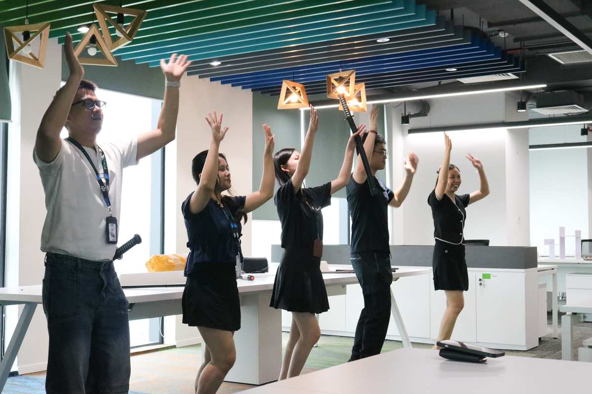 <p class="Normal" style="text-align:justify;"> Nói về chủ đề “Vào 3 ra 7”, Nguyễn Ngọc Long Linh - cán bộ phụ trách Văn hoá & Đoàn thể FPT Smart Cloud - chia sẻ: đây không chỉ là câu nói cửa miệng dí dỏm, mà còn gợi ra triết lý phát triển của FPT. “Từ khởi đầu nhỏ bé, FPT không ngừng mở rộng, bứt phá để vươn ra chân trời lớn. Chủ đề này vừa gần gũi, vừa khơi gợi cảm hứng cho từng cá nhân trong tập thể”.</p> <p class="Normal" style="text-align:justify;"> Chị Linh cũng bật mí, tiết mục Hội diễn của đơn vị lấy cảm hứng từ văn hoá Nhật Bản, mang đến một không gian rộn ràng, nơi âm nhạc và sắc màu hòa quyện như một món quà tinh thần gửi tặng khán giả. Đơn vị huy động đông đảo CBNV tham gia, từ những gương mặt quen sân khấu đến cả những “tân binh” lần đầu dưới ánh đèn. Vì lịch trình bận rộn, các buổi tập thường kéo dài vào buổi tối, có hôm đến tận khuya. Nhưng dẫu mệt mỏi, ánh mắt đồng đội vẫn ánh lên niềm vui chung.</p> <p class="Normal" style="text-align:justify;"> “Khó khăn lớn nhất là cân bằng giữa công việc và tập luyện. Nhưng chính điều đó làm mình thấy rõ giá trị của đồng đội: động viên, nâng đỡ, cùng nhau tạo nên bầu không khí tích cực. Hội diễn không chỉ để biểu diễn, mà còn để gắn kết và để nhớ”, Linh bộc bạch.</p>