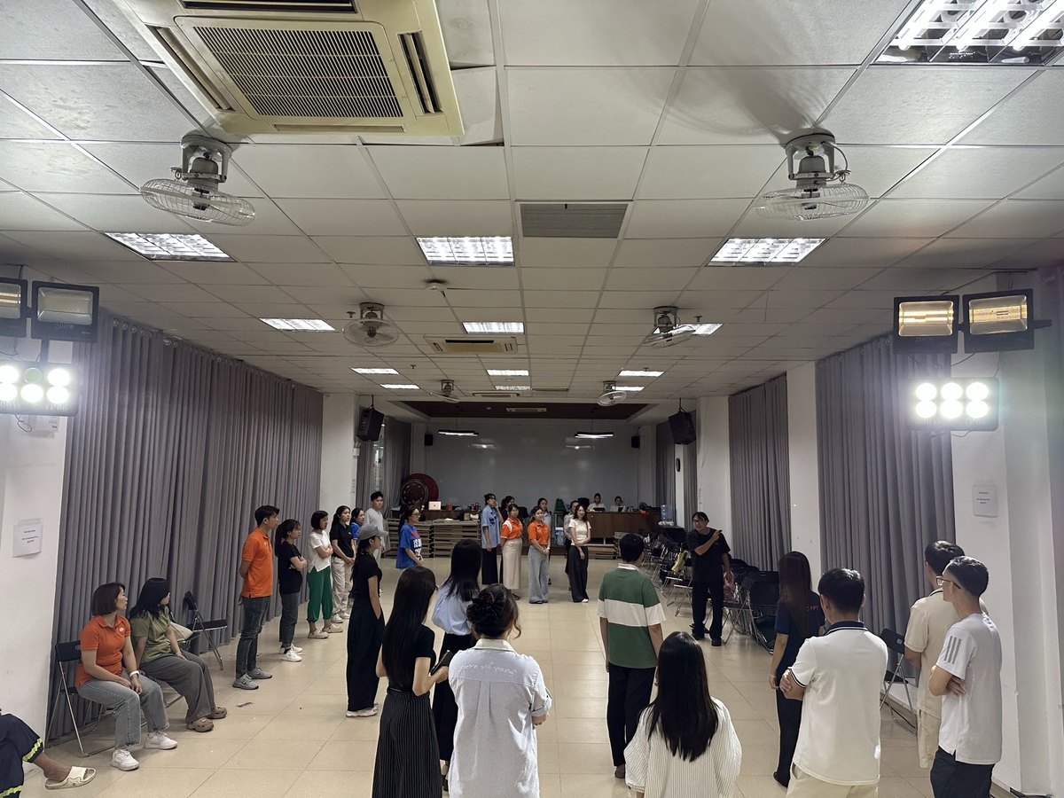 <p class="Normal" style="text-align:justify;"> Tận dụng thế mạnh con người, Khối Giáo dục FPT chọn điểm nhấn bằng sự đồng hành của cả sinh viên lẫn cán bộ - một nét tiếp nối truyền thống đáng tự hào, khi nhiều bạn từng là sinh viên tham gia hội diễn nay đã trở thành cán bộ của nhà Giáo dục.</p> <p class="Normal" style="text-align:justify;"> Vở diễn năm nay mang tên “Thỉnh kinh AI”, thể hiện khát vọng chinh phục trí tuệ nhân tạo không chỉ của riêng đơn vị mà còn của cả tập đoàn FPT. Đây cũng là lần huy động lực lượng hùng hậu nhất từ trước đến nay: gần 100 người tham gia ở tất cả các hạng mục, trong đó khoảng 40 người góp mặt ở hội diễn, 50 người tham gia hội thao và các hoạt động khác.</p> <p class="Normal" style="text-align:justify;"> Thách thức lớn nhất chính là khối lượng công việc khổng lồ, khi vừa phải chuẩn bị giáo trình, giáo án cho năm học mới, vừa gấp rút tập luyện. “Dù bận đến đâu, thầy cô và sinh viên vẫn cố gắng sắp xếp, để mang đến một tiết mục đầy đủ và chất lượng nhất”, anh Phạm Thái Sơn - cán bộ Văn hoá & Đoàn thể FPT Education - chia sẻ.</p>